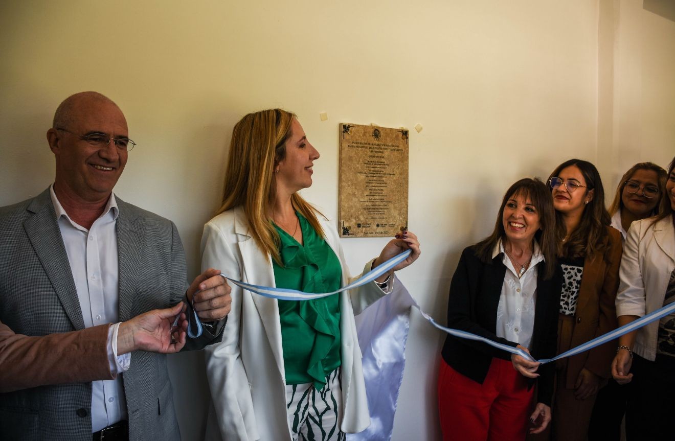 La intendenta de la Ciudad de San Juan,Susana Laciar ,junto a  la ministra de Gobierno,Laura Palma, inauguraron una nueva sede del Registro Civil en el Barrio Manantial.