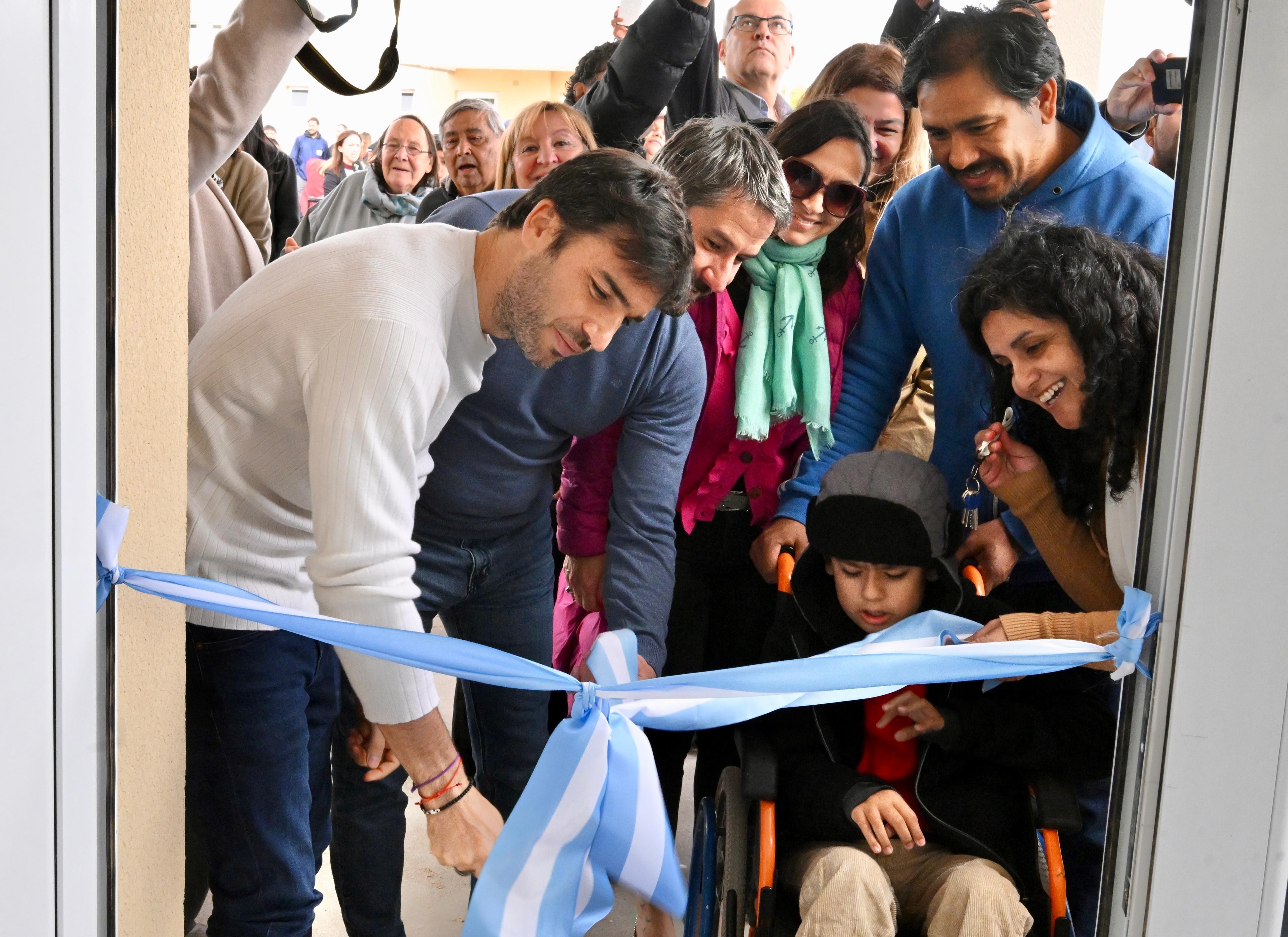 Torres entregó 17 viviendas sociales a familias de Trelew: “Demostramos que con austeridad y buena administración podemos seguir priorizando la obra pública”