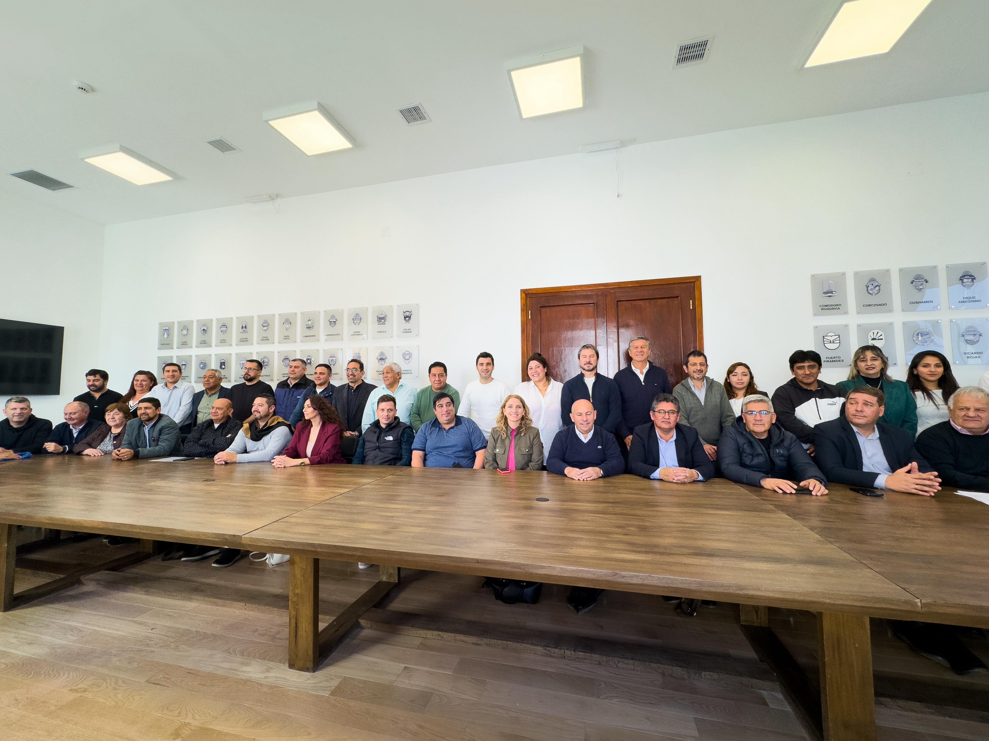 Torres reunió a intendentes y jefes comunales de toda la provincia, quienes se comprometieron a adoptar medidas de alivio fiscal