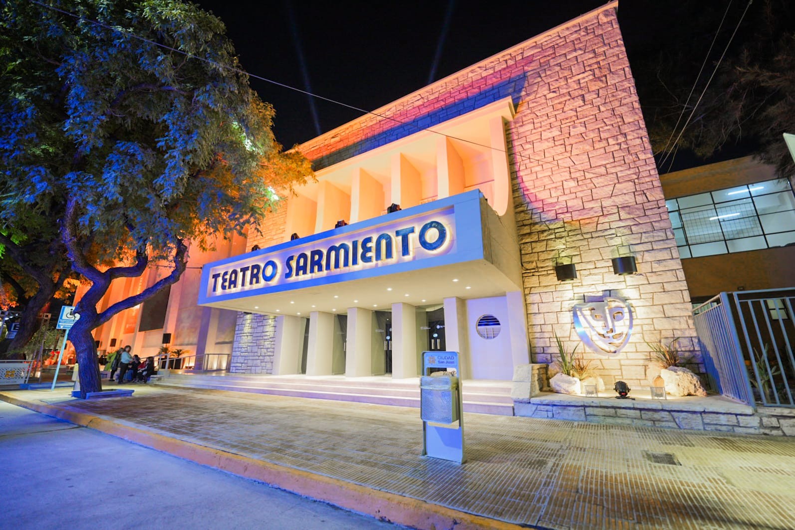La Municipalidad de la Ciudad de San Juan acompañó con obras la reinauguración del histórico Teatro Sarmiento, como parte de un proyecto integral de rehabilitación urbana de la manzana que lo alberga.
