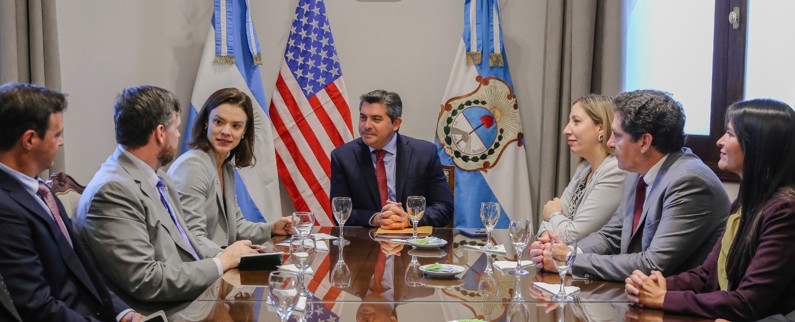 IMG-20250515-WA0050.jpg El gobernador Orrego recibió a encargada de Negocios de la Embajada de Estados Unidos en Argentina