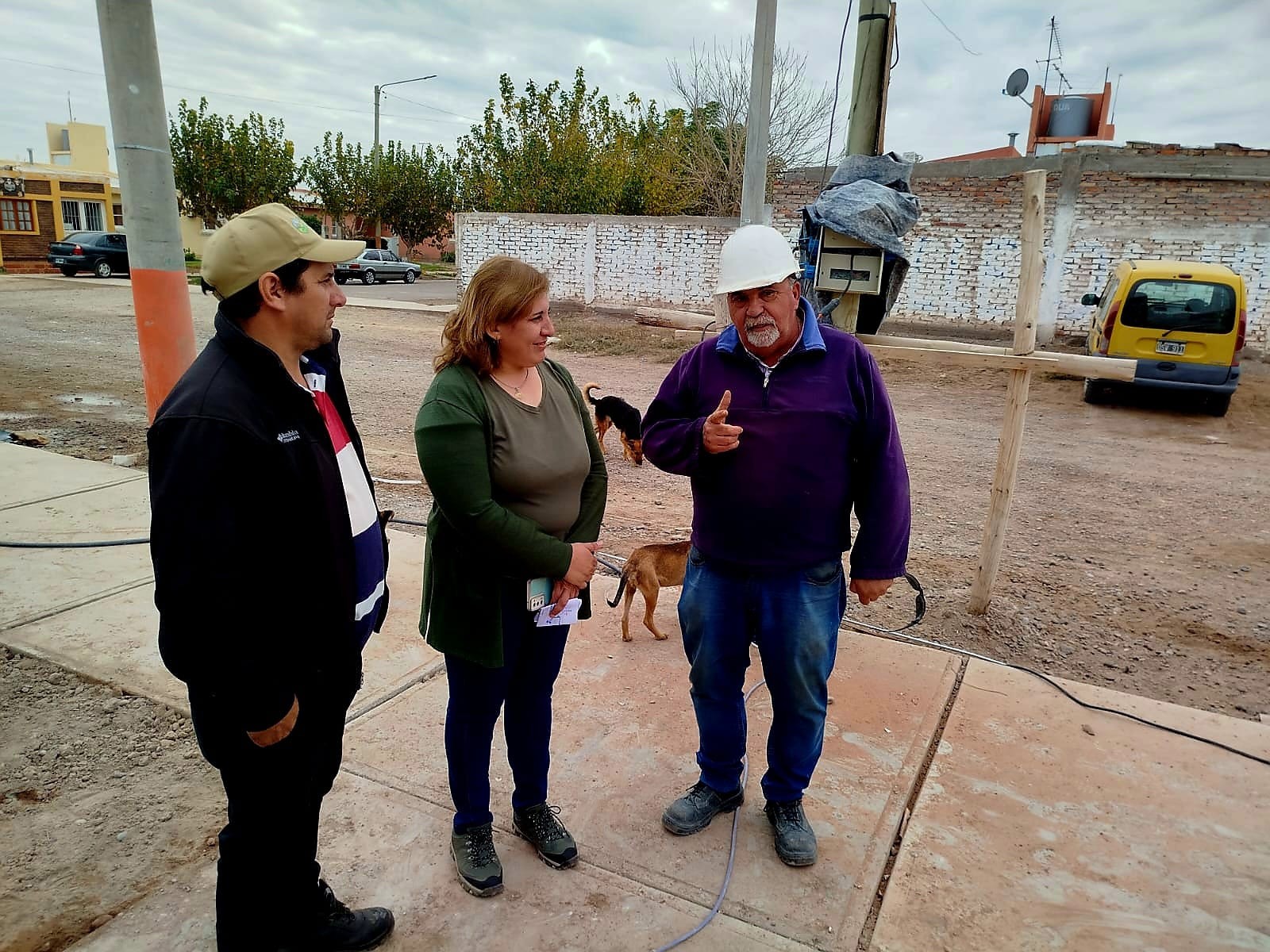 La intendente de San Martín, Analía Becerra, recorrió el barrio Emprendimiento San Martín, donde mantuvo un cálido encuentro con vecinos y vecinas del lugar.
