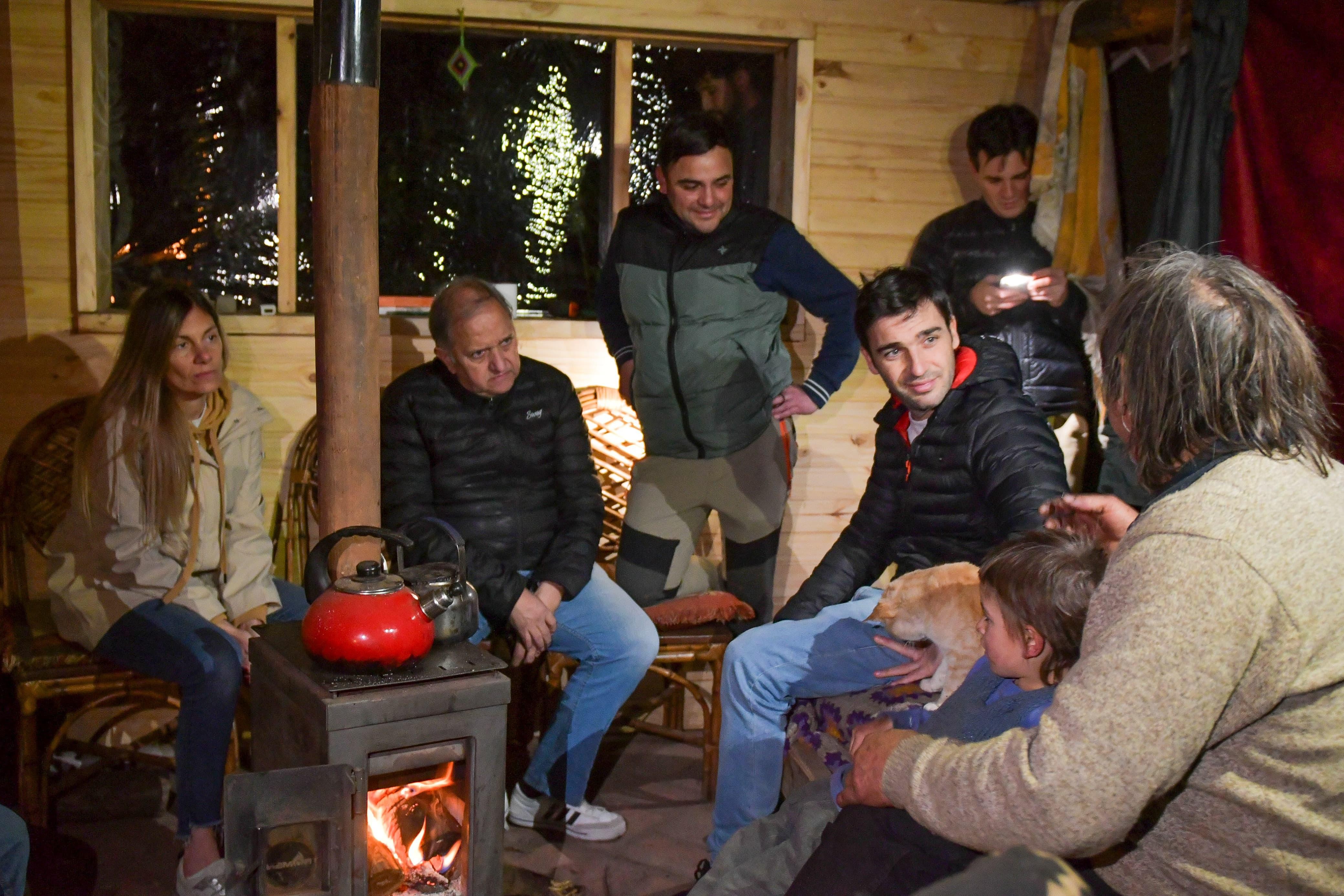 IMG-20250516-WA0048.jpg Epuyén: Torres se reunió con familias afectadas por el incendio y anunció la extensión de la ayuda provincial y asistencia a productores