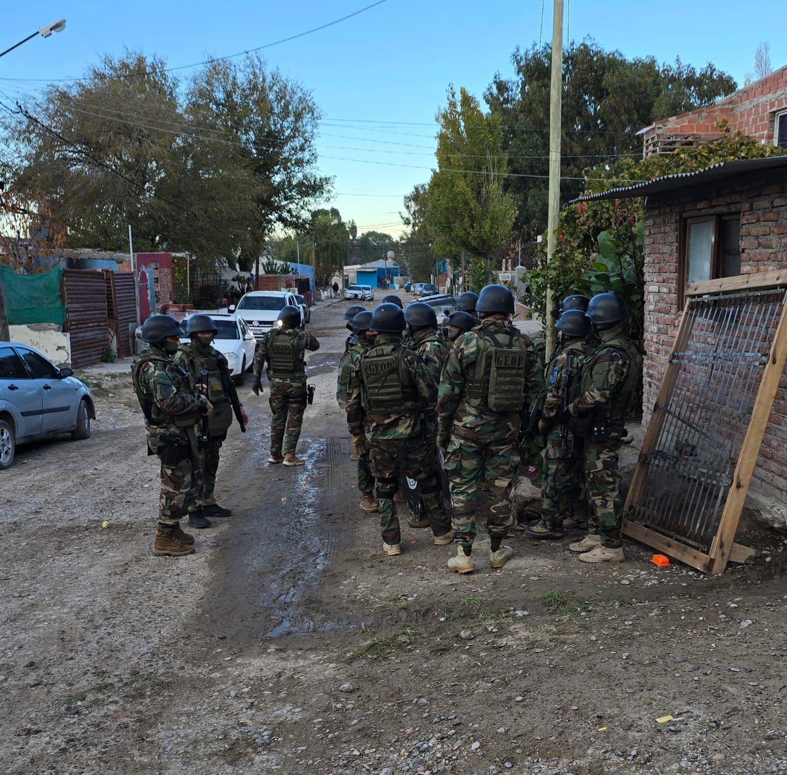 La Policía del Chubut realizó doce allanamientos enmarcados en la búsqueda de Emanuel Centeno