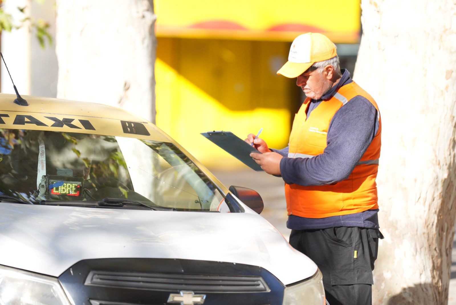 La Secretaría de Tránsito y  Transporte realiza controles para verificar taxis y remises autorizados
