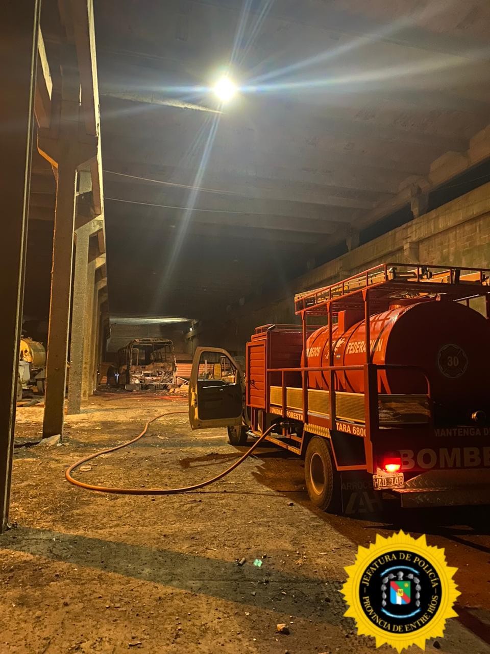 IMG-20250525-WA0021.jpg Un colectivo en desuso se incendió en Federación durante la madrugada