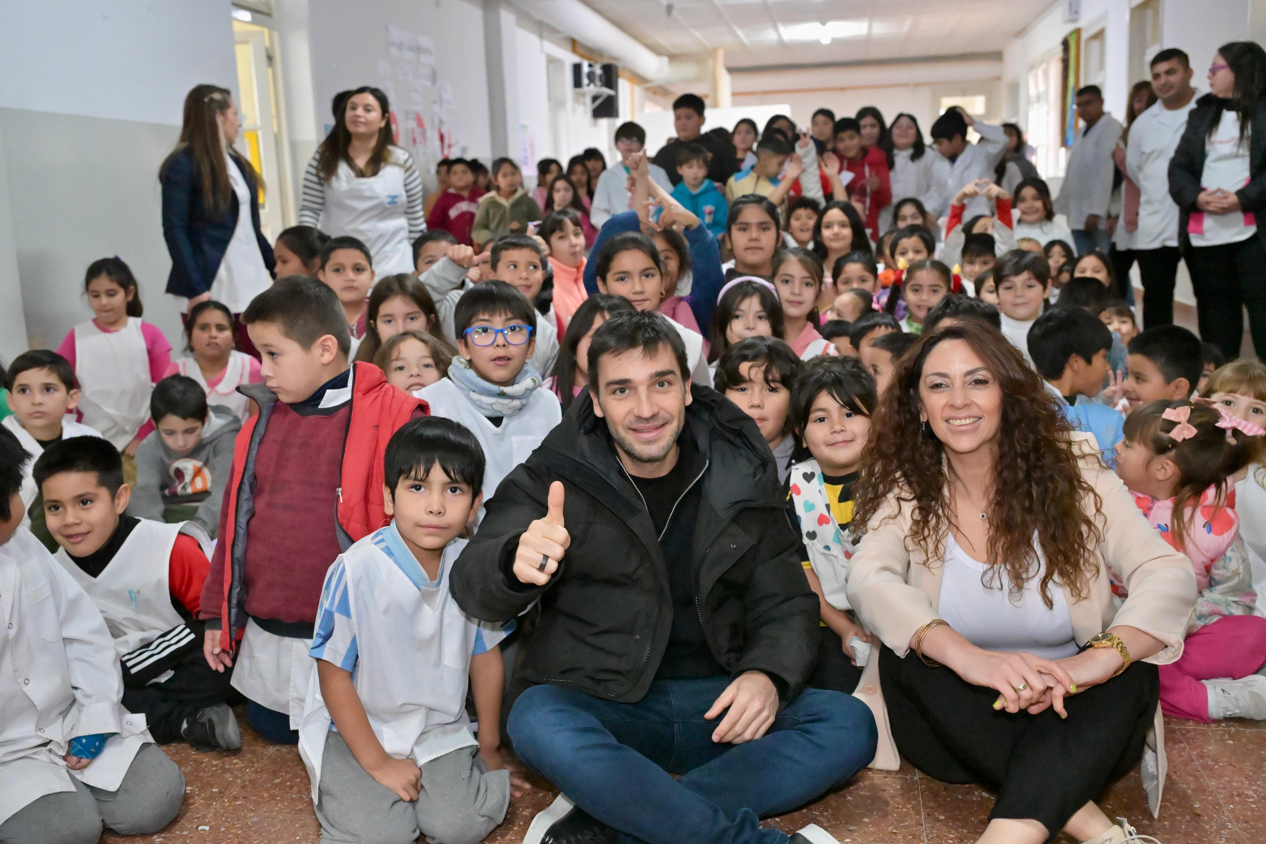 IMG-20250530-WA0050.jpg Torres encabezó la entrega de un Aula Digital Móvil, inauguró obras de infraestructura y puso en funcionamiento la primera estación de Telediagnóstico de Camarones