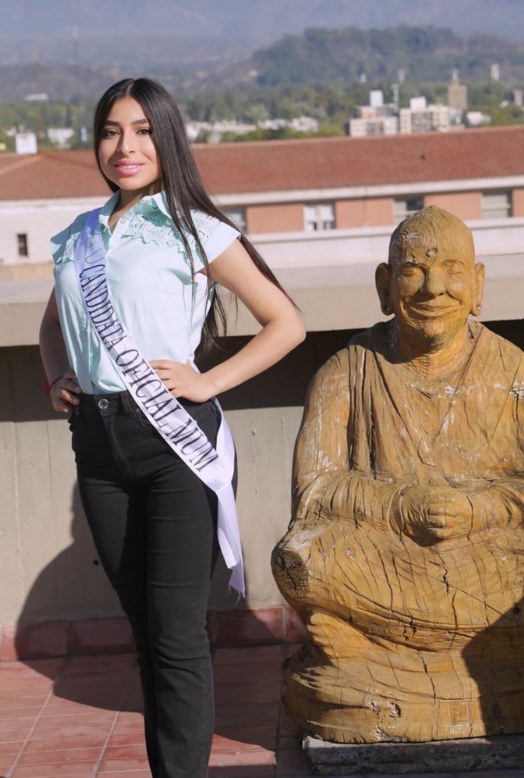 VICTORIA ZARATE: MODELO, CONDUCTORA Y APASIONADA DEL ARTE Y LA TECNOLOGÍA