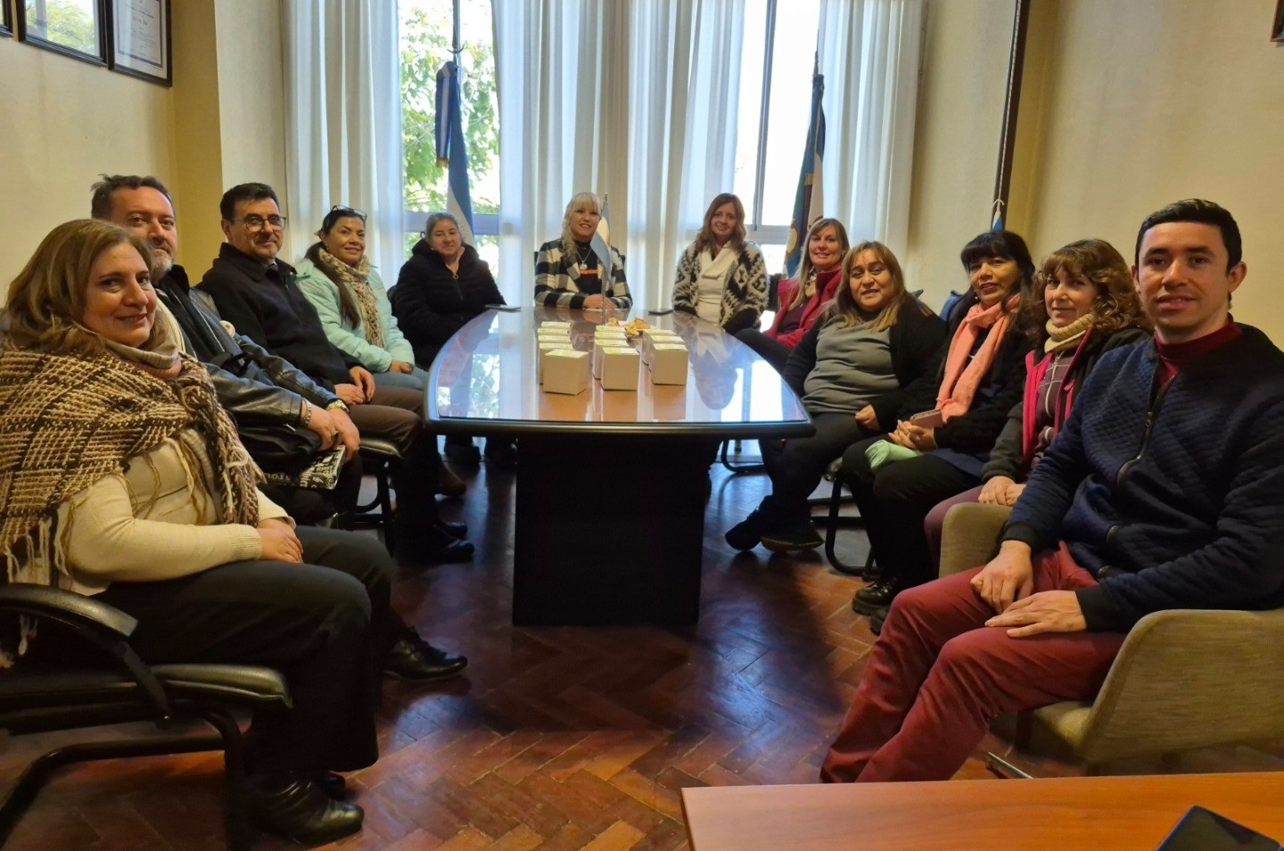 La intendente de San Martin, Analía Becerra, junto al equipo de la Dirección de Educación de la Municipalidad de San Martín, realizo  la entrega de medallas conmemorativas a estudiantes de cuarto grado de distintas instituciones educativas del departamento, en vísperas de la tradicional Promesa de Lealtad a la Bandera Nacional.