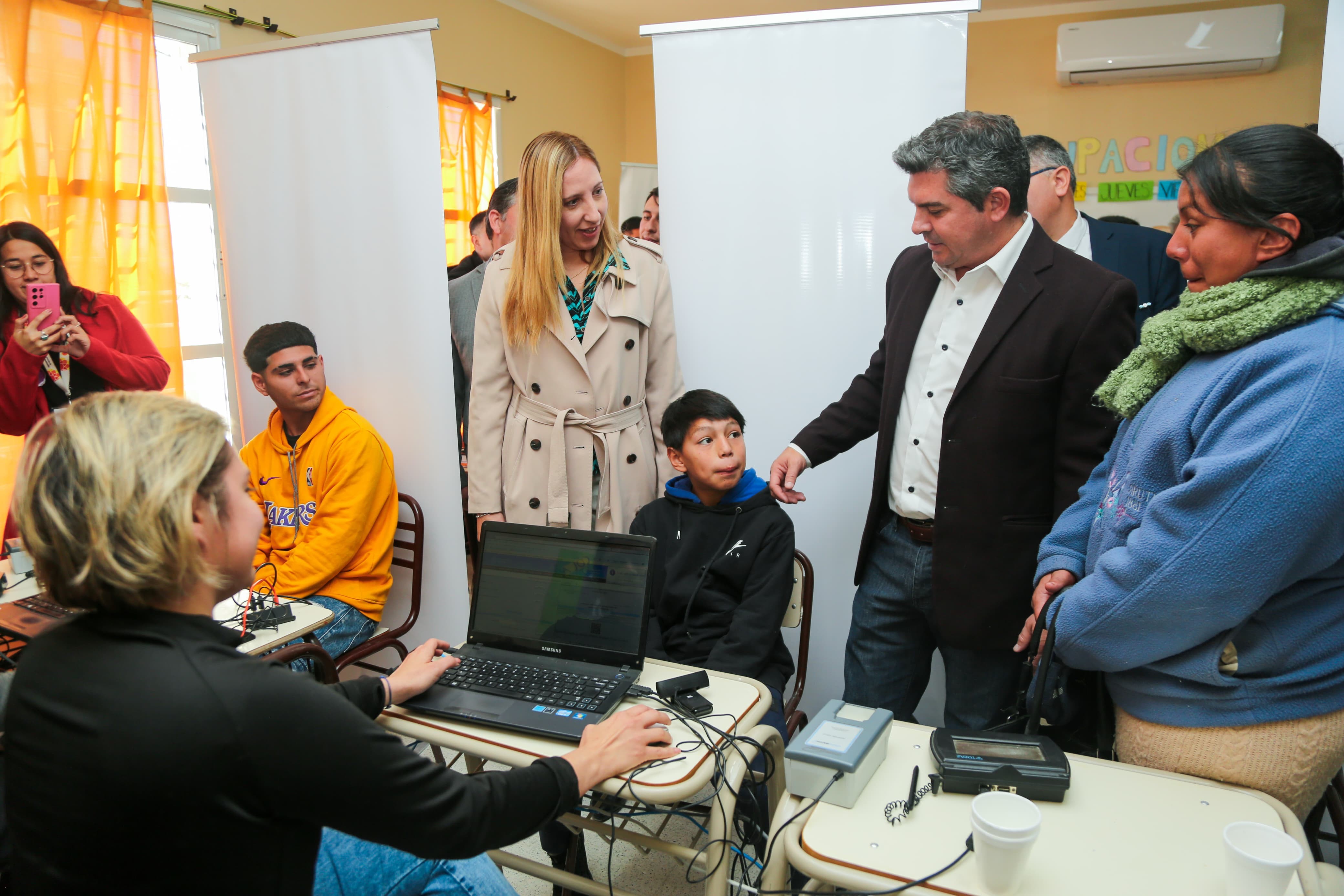 IMG-20250610-WA0027.jpg El gobernador Orrego recorrió el operativo San Juan Cerca en Angaco.