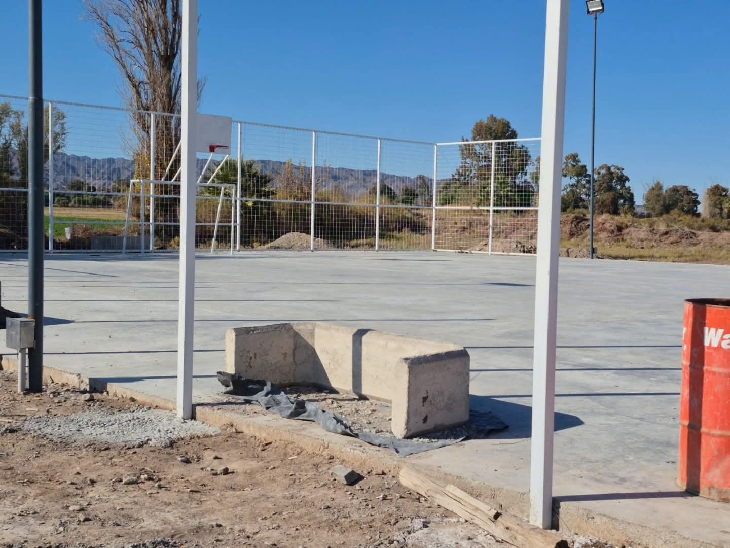 La Municipalidad de San Martín continúa ampliando la infraestructura pública con la construcción de un nuevo playón deportivo en el barrio San Isidro Labrador.