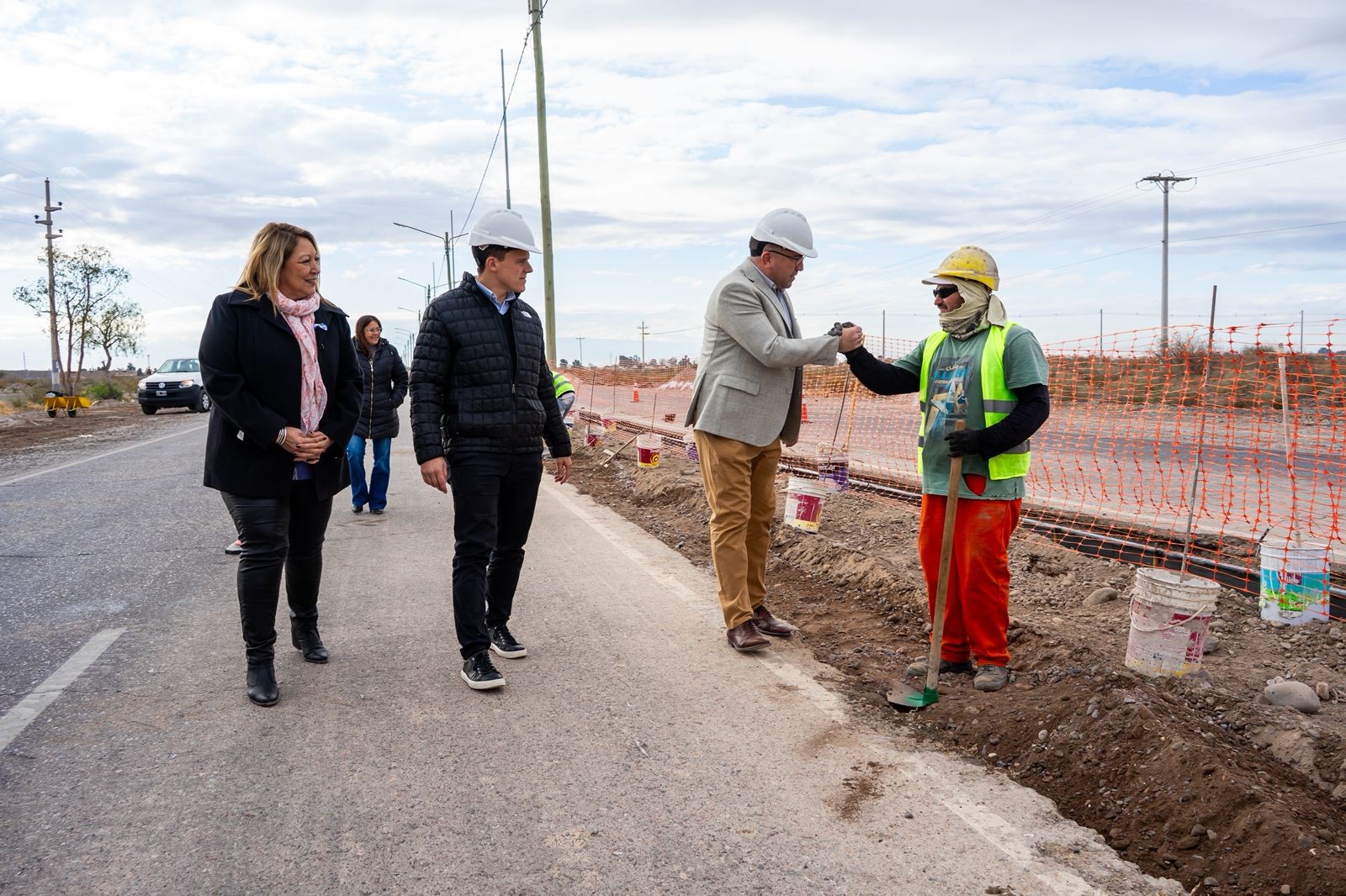 El municipio de Rivadavia, en colaboración con Vialidad Provincial y la Secretaría de Ambiente, continúa trabajando en la renovación del Boulevard de Ignacio de la Roza, en el tramo comprendido entre calle Comercio y el Jardín de los Poetas.