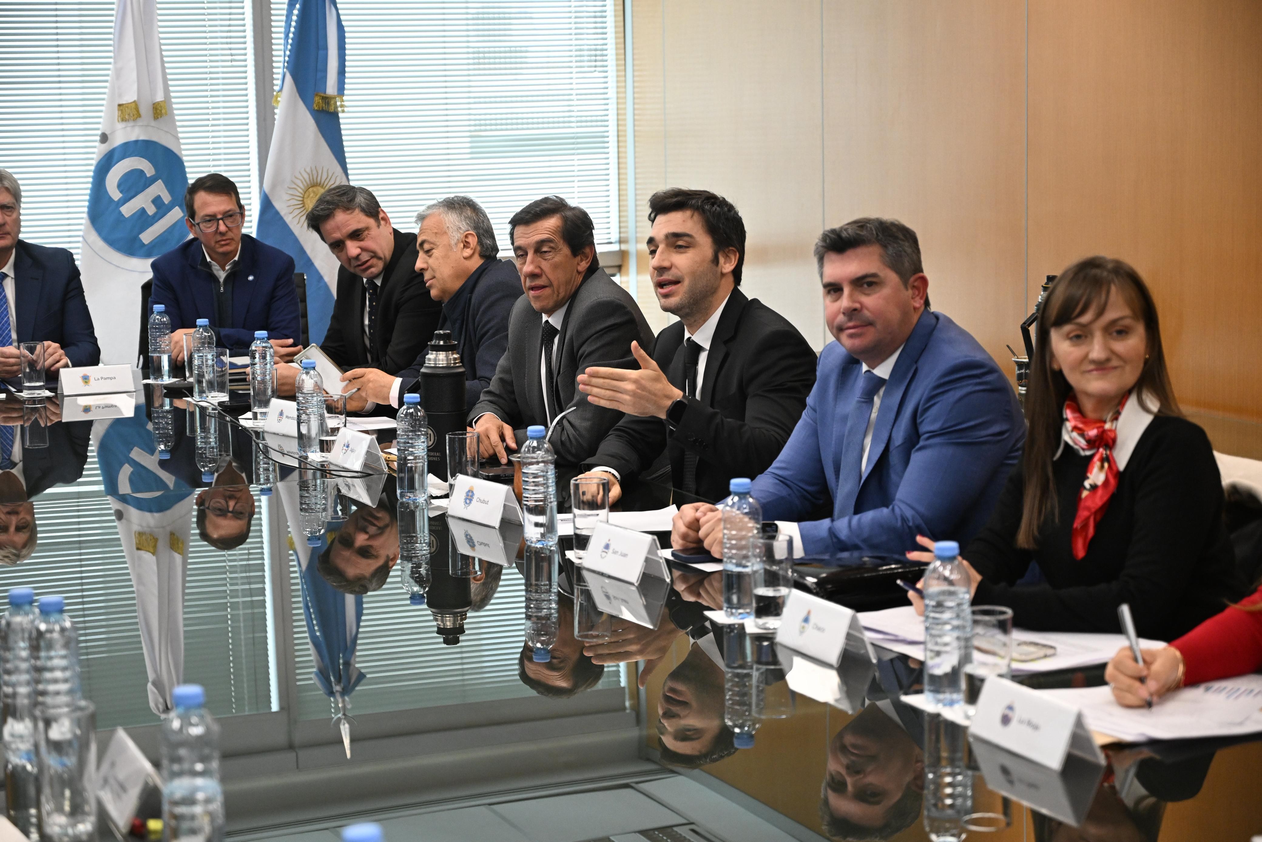 IMG-20250623-WA0035.jpg Torres, junto a todos los gobernadores, ratificó su compromiso por “una matriz fiscal más justa, federal y que le quite el pie de encima a la producción y al trabajo”