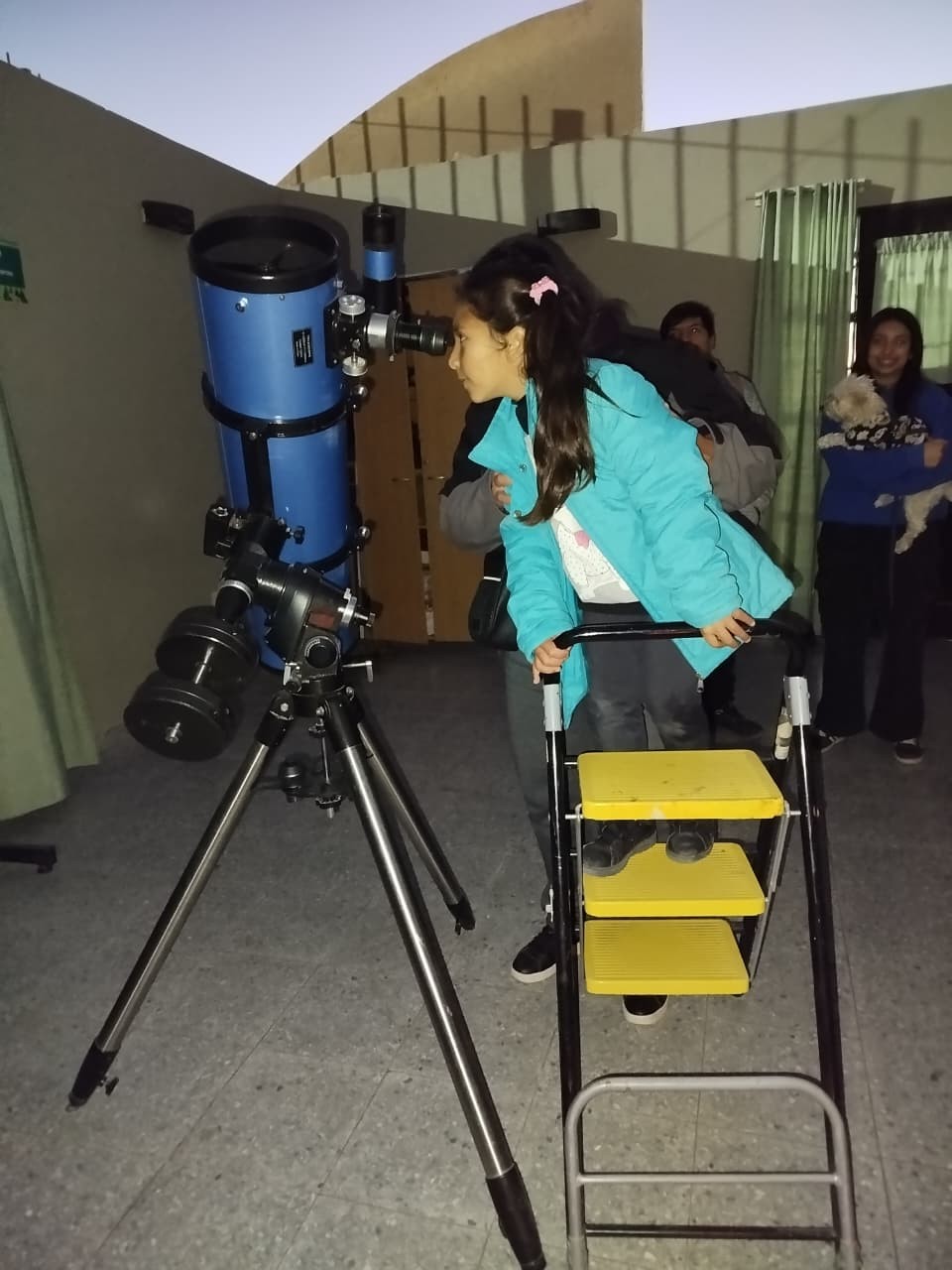 En una noche para mirar la Luna con otros ojos,el Observatorio Astronómico Domingo Faustino Sarmiento fue escenario de una propuesta original y educativa