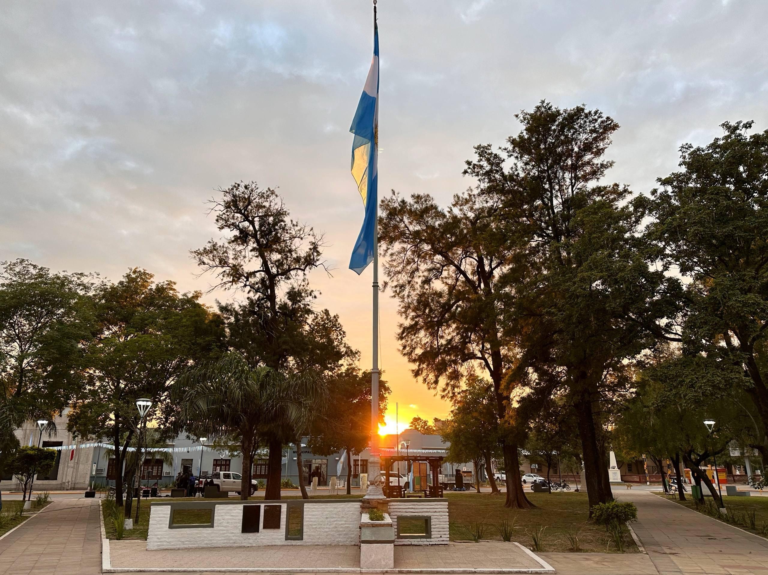 MUNICIPIO DE CHARATA: IZAMOS NUESTRA BANDERA PATRIA EN LA PLAZA CENTRAL.