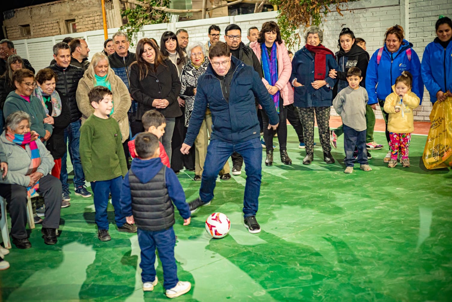 Con una fuerte apuesta al deporte y la mejora de los espacios comunitarios, el intendente de Santa Lucia,Juan Jose Orrego,inauguró  el nuevo playón deportivo en Villa 12 de Octubre