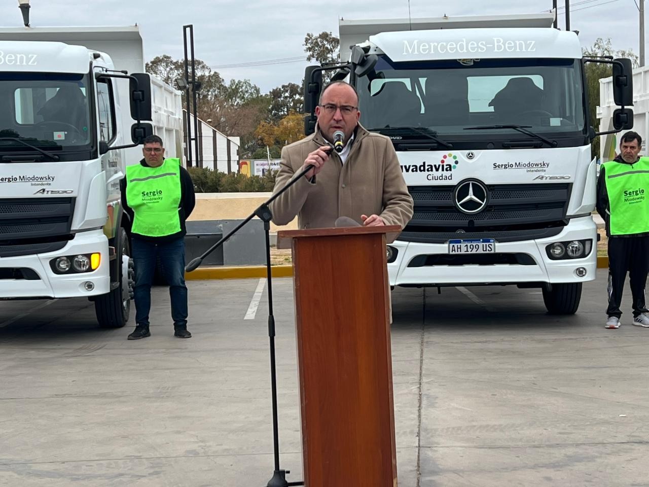 Conmemorando el 117° aniversario del departamento, el intendente de Rivadavia, Sergio Miodowsky, presentó   cuatro nuevos camiones de caja abierta, 0km, que se incorporan a la flota municipal.