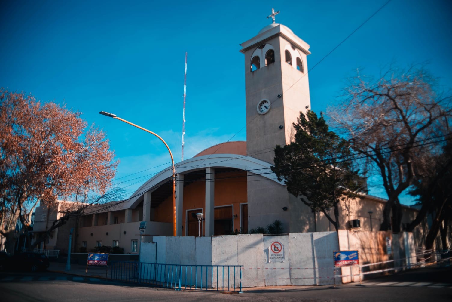 La Municipalidad de Santa Lucía comenzó con la reparación de la mampostería del campanil de la parroquia