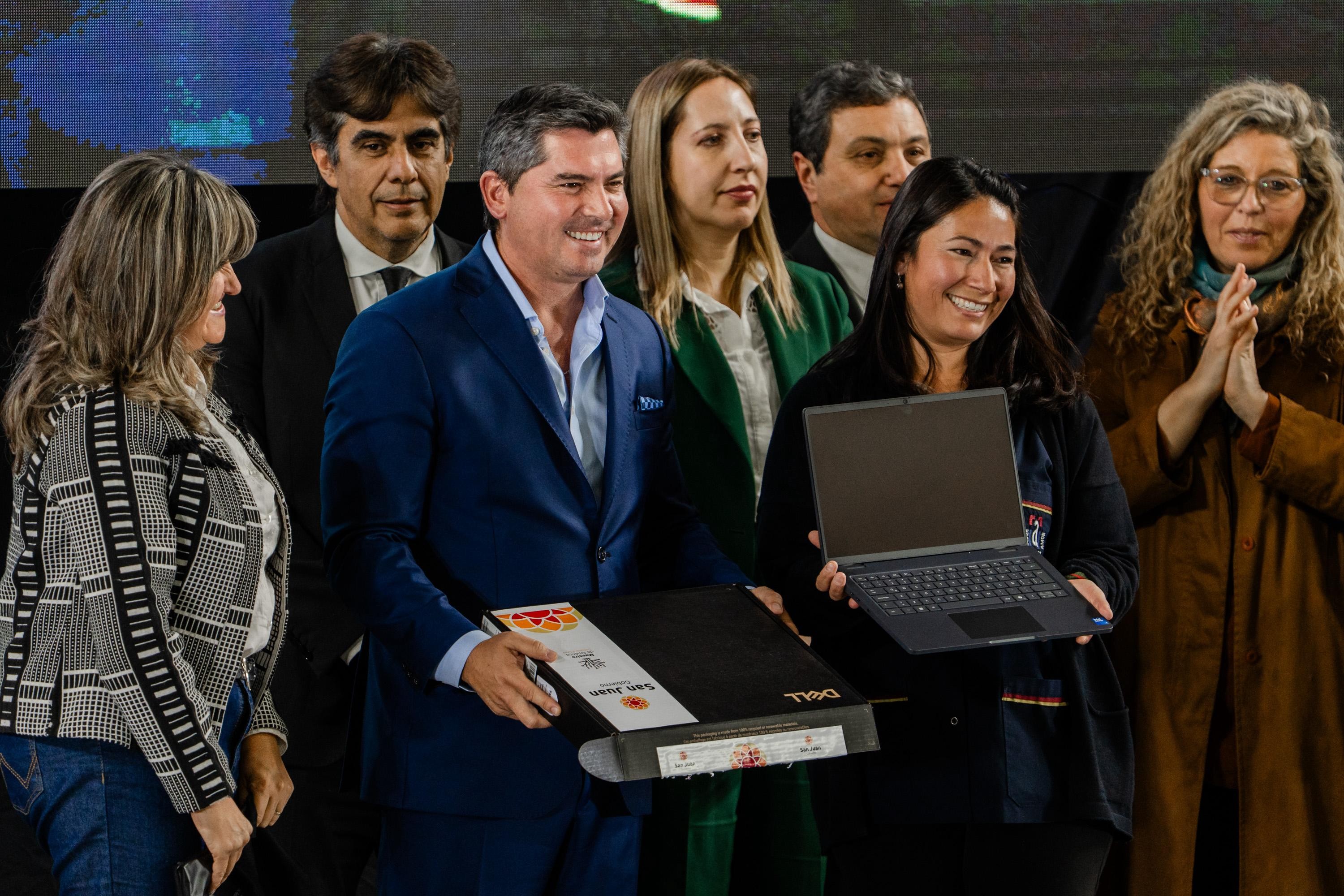 IMG-20250806-WA0053.jpg El gobernador entregó notebooks a docentes de primaria en la primera etapa del programa “maestro de américa, cultivando el futuro”