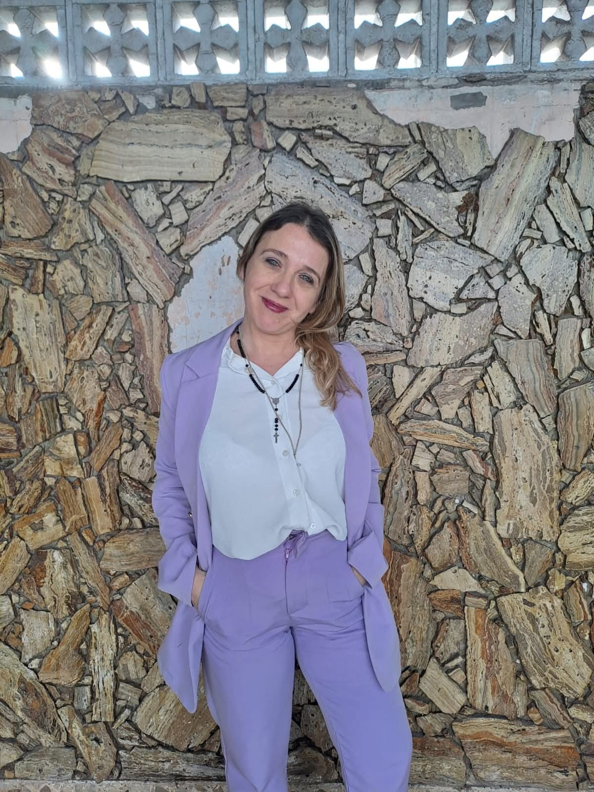 Flor Jares: La Voz y la Pasión Flor Jares: La Voz y la Pasión