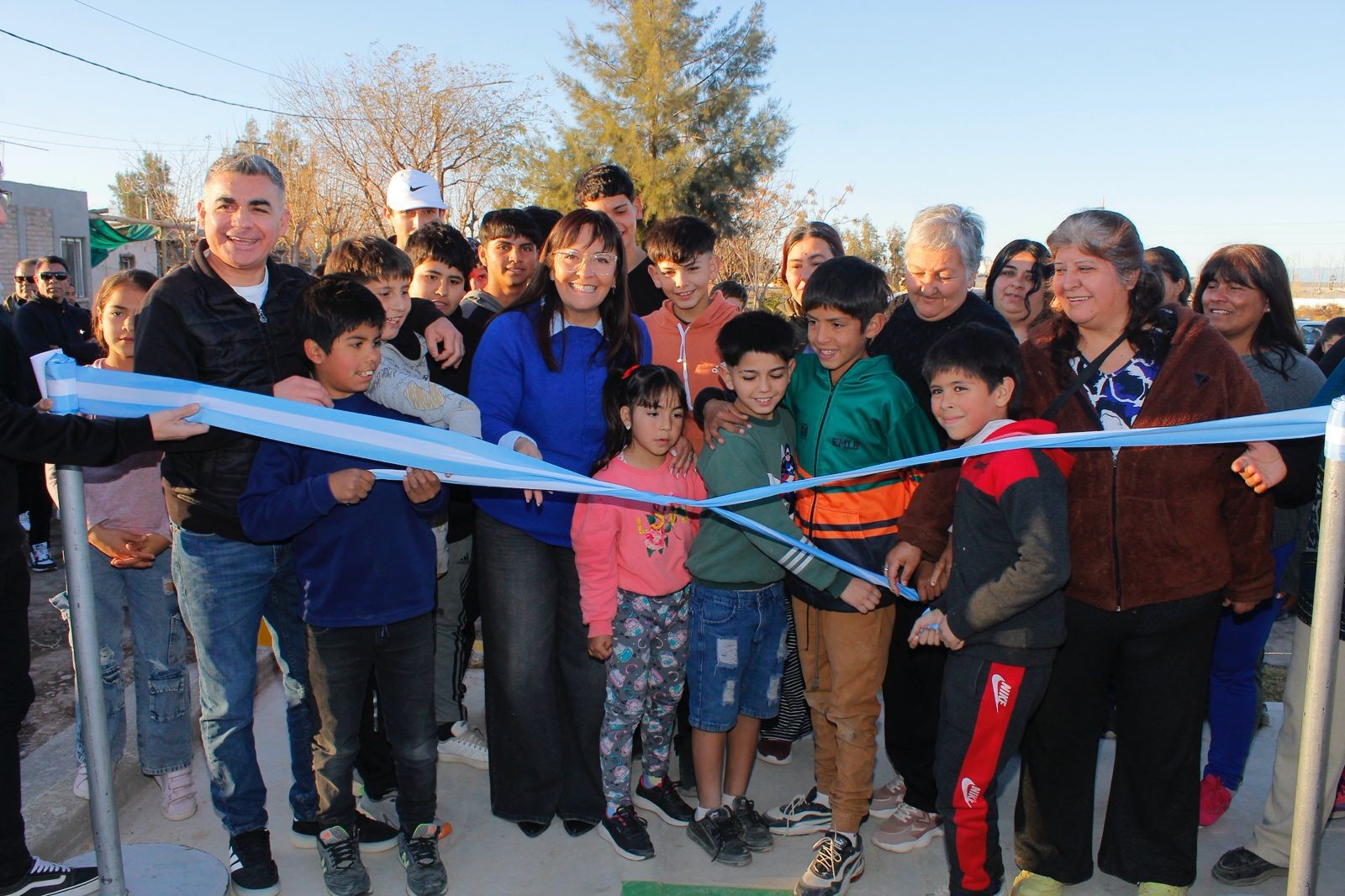 La intendenta Municipal de la Ciudad de Chimbas, Daniela Rodríguez, junto a vecinos de la  Villa Pueyrredón, dejaron inaugurada su nueva plaza .