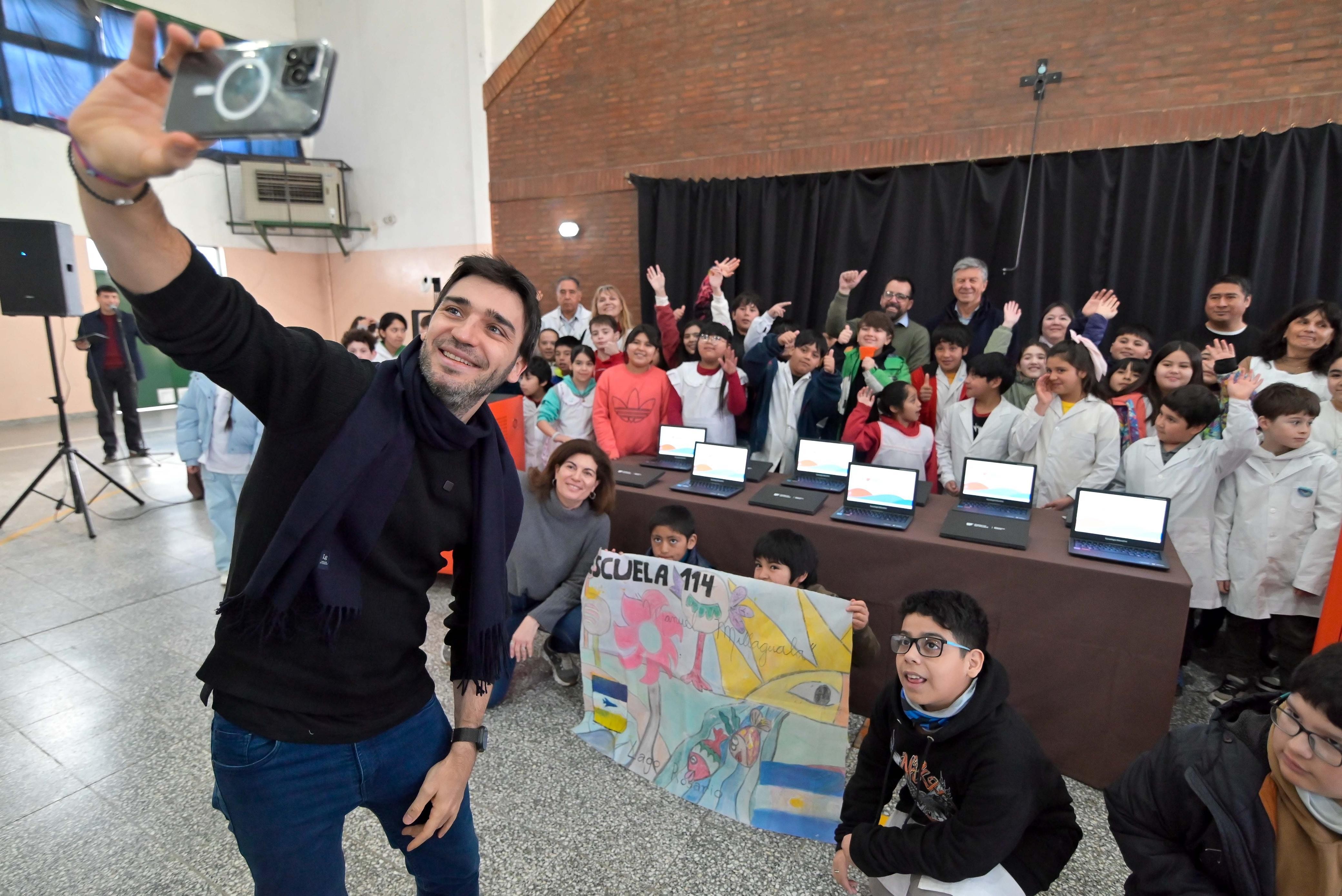 En el marco de la Ley de Educación Financiera, Robótica e Inteligencia Artificial, Torres entregó equipamiento informático a escuelas de la Comarca