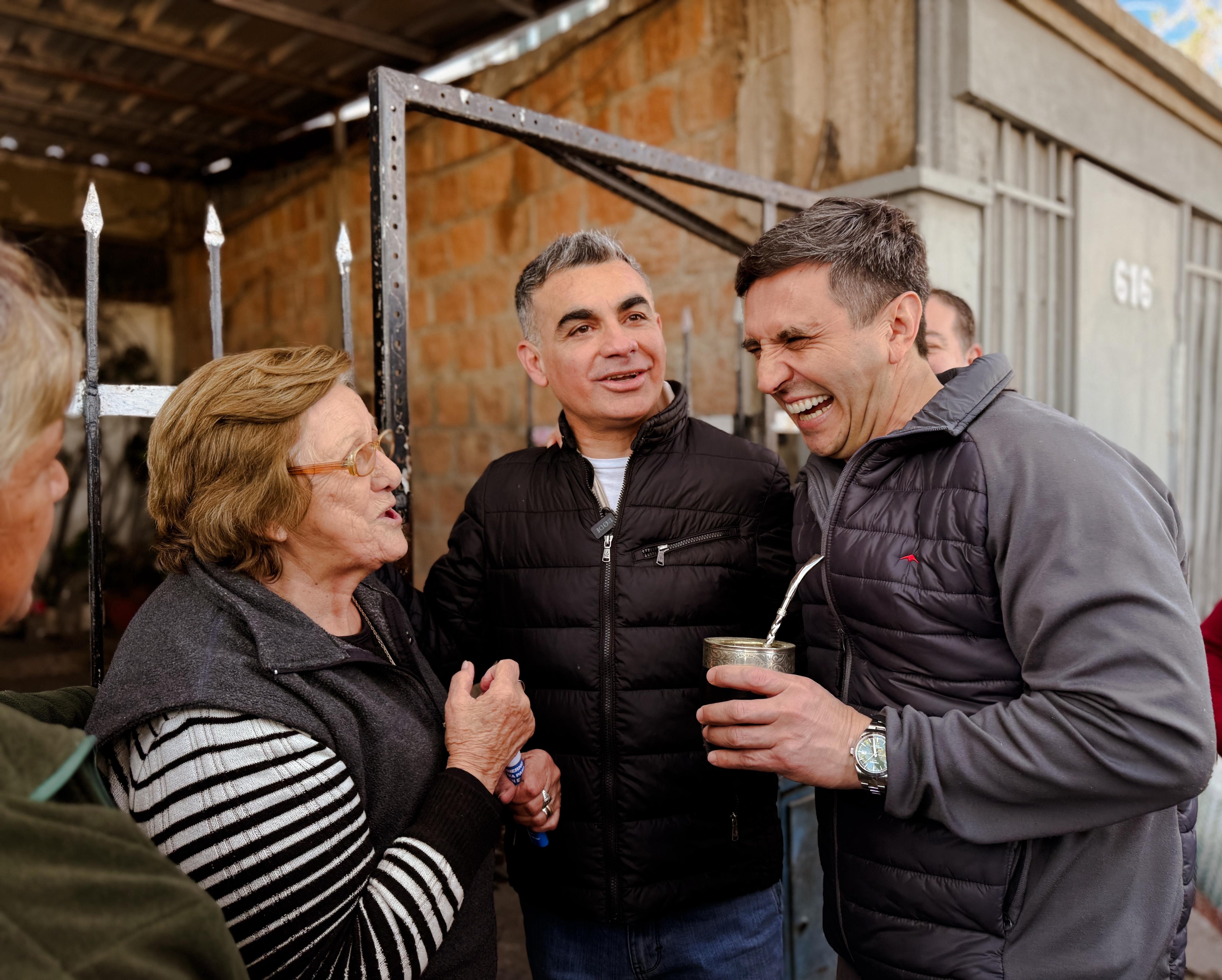 En el marco de sus recorridos por distintos puntos de la provincia, el candidato a diputado nacional por el Frente Fuerza San Juan, Cristian Andino, acompañado por su compañero de lista y ex intendente de Chimbas, Fabián Gramajo, caminaron las calles del Barrio Cabot en la Capital, donde conversaron con vecinos y vecinas sobre sus inquietudes y sueños para el futuro.