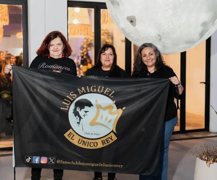 FANS DE LUIS MIGUEL CELEBRAN EN BUENOS AIRES EL DÍA DE SU ÍDOLO