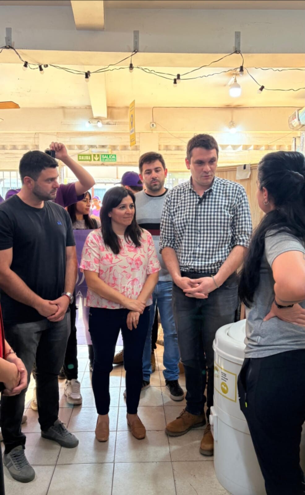 La zona comercial de Chimbas fue el epicentro de una caminata encabezada por los candidatos de la lista “Viva la Libertad”, espacio perteneciente a La Libertad Avanza San Juan. Abel Chiconi, Cristina Tejada y Juan Sancassani visitaron la calle Mendoza Norte, donde dialogaron con comerciantes y vecinos, llevando el mensaje del presidente Javier Milei y destacando la importancia del acompañamiento al sector productivo local.