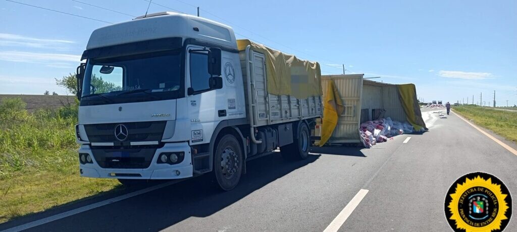 VUELCO DE CAMIÓN EN RUTA 18 – SIN LESIONADOS