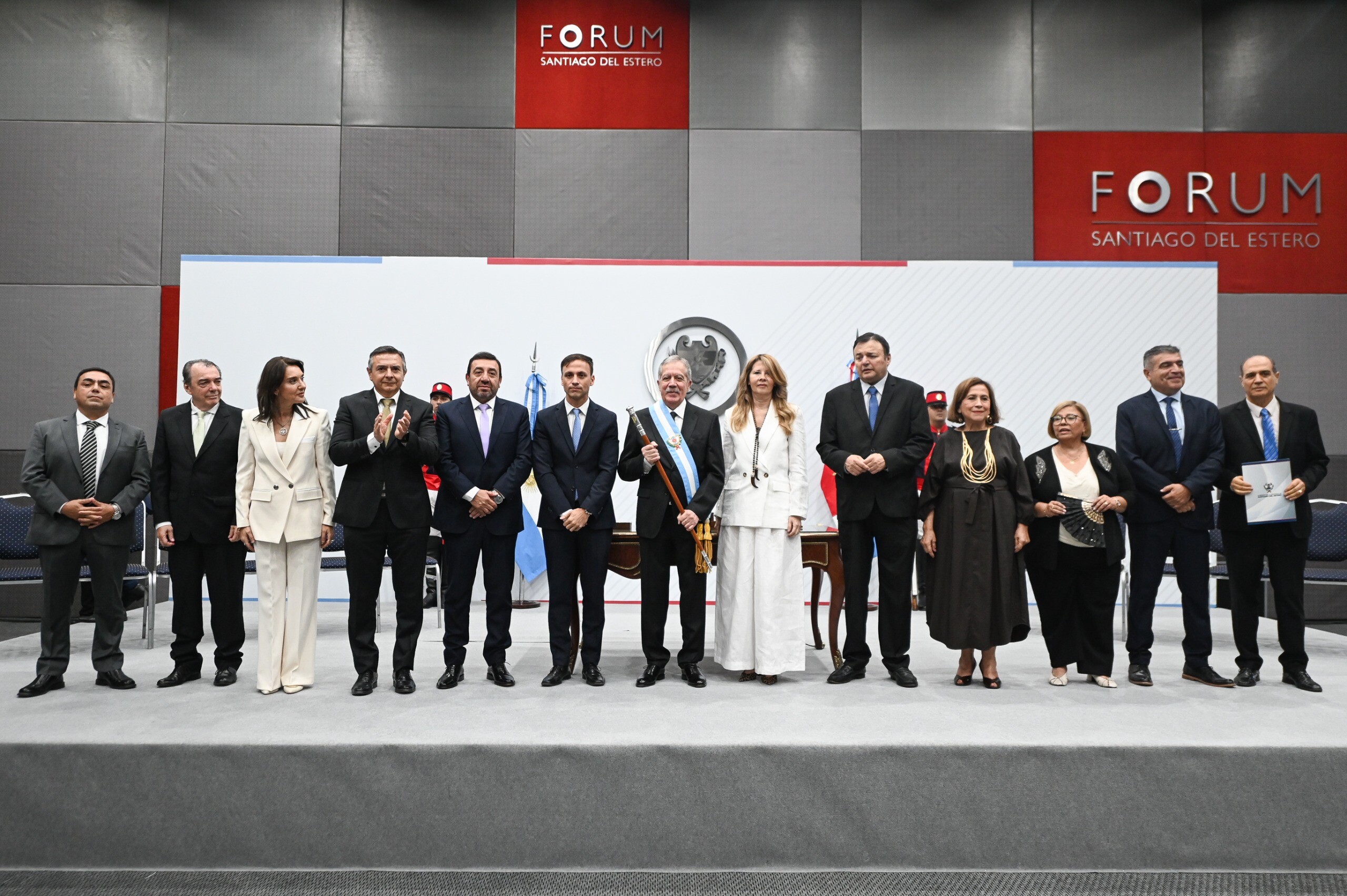 EL GOBERNADOR ELÍAS SUÁREZ TOMÓ JURAMENTO A LOS MIEMBROS DE SU GABINETE