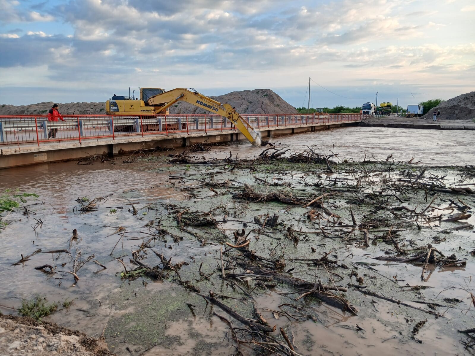IMG-20260130-WA0043.jpg EL GOBIERNO REFORZÓ LAS MEDIDAS DE CONTROL Y PREVENCIÓN POR LA CRECIDA DEL RÍO DULCE Y LAS LLUVIAS EN EL SUDESTE SANTIAGUEÑO