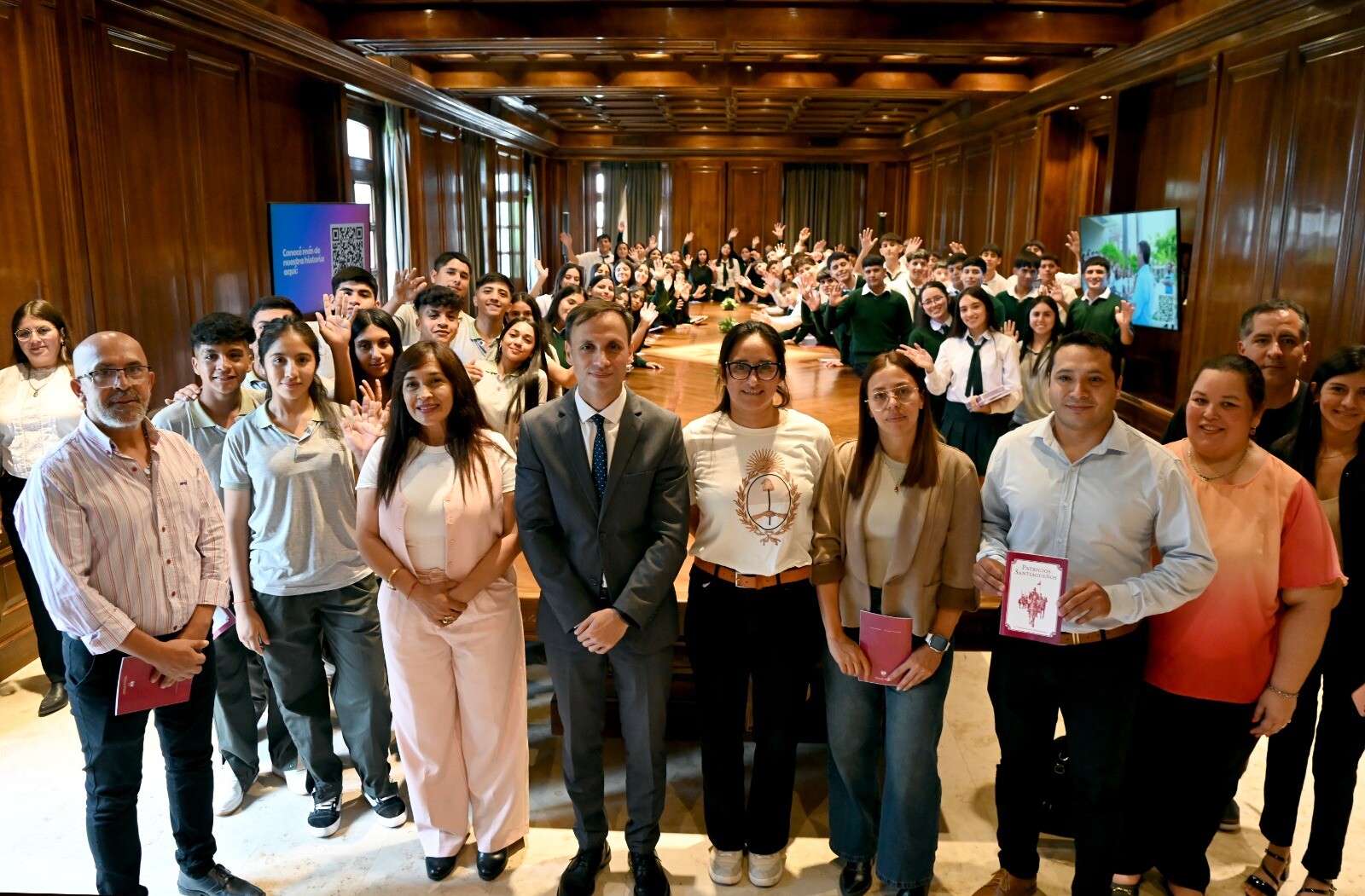 MÁS DE 540 ESTUDIANTES SECUNDARIOS DE SIETE DEPARTAMENTOS FUERON RECIBIDOS EN CASA DE GOBIERNO