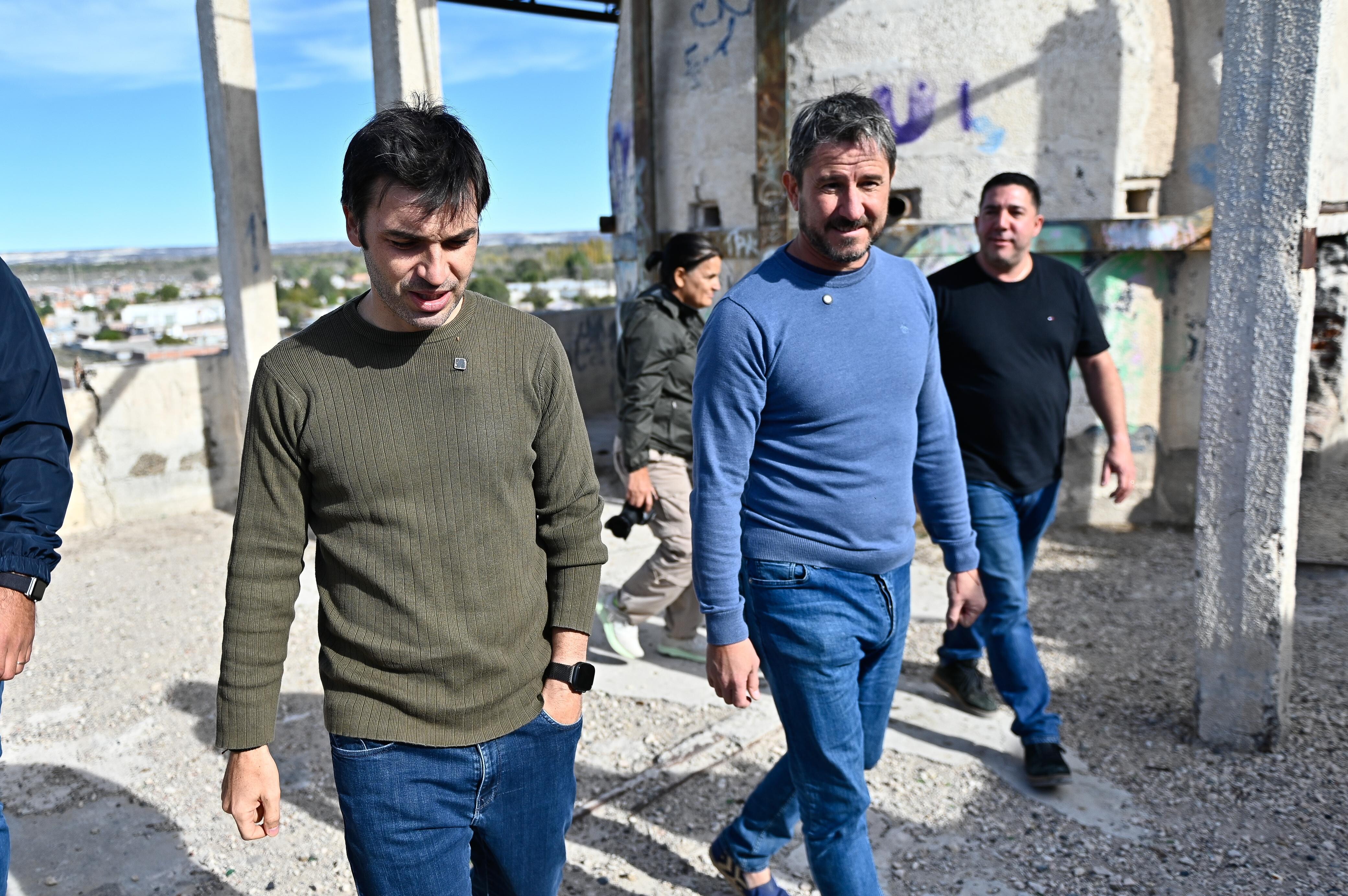 IMG-20260412-WA0020.jpg Torres anunció, junto a Merino, la demolición de la calera abandonada del barrio Corradi y fijó un plazo máximo de diez días