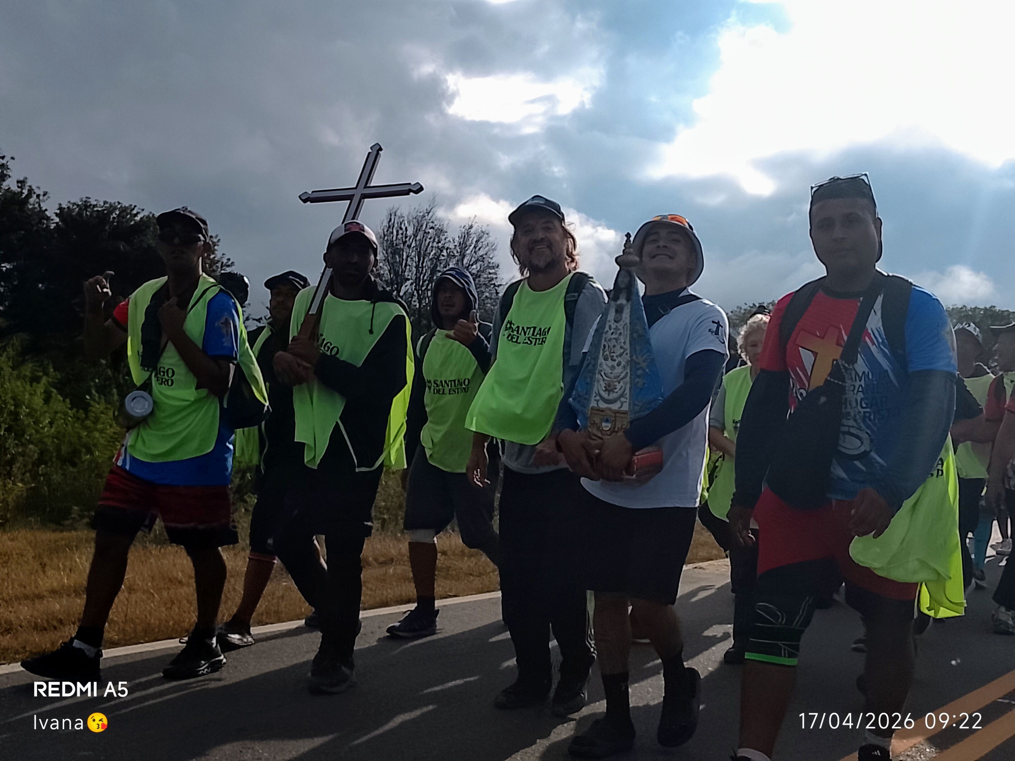 Guiando con fe: los chicos del hogar de Cristo, el Padre Pepe, la hermana Patricia y el grupo de peregrinos Santa Clara de Asis rumbo a la Virgen del Valle