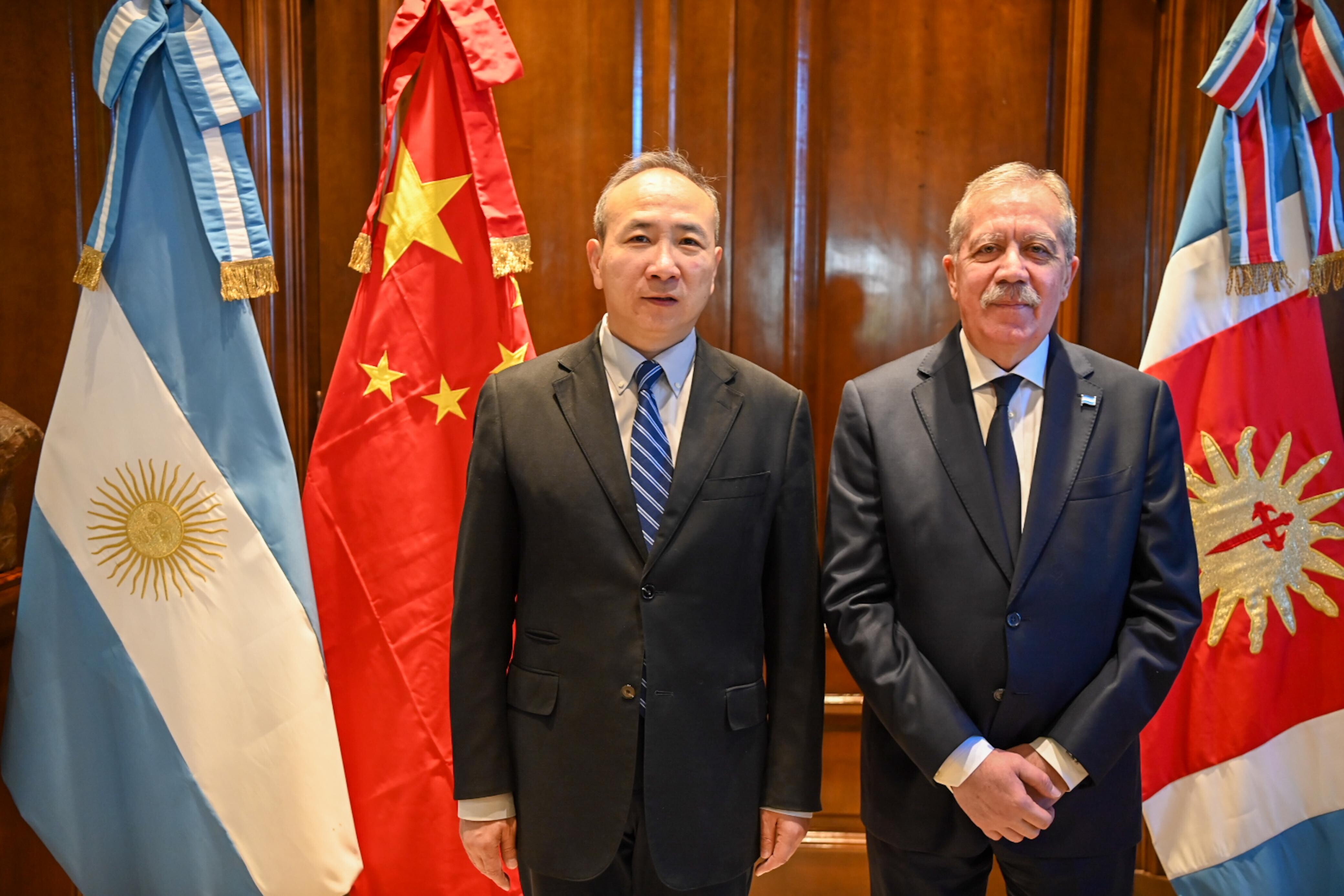 EL GOBERNADOR SUÁREZ SE REUNIÓ CON EL EMBAJADOR DE CHINA EN ARGENTINA Y UN GRUPO DE EMPRESARIOS