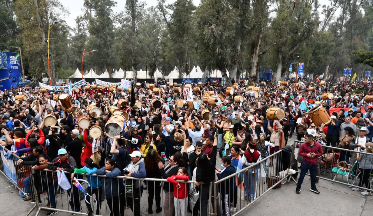 MILES DE SANTIAGUEÑOS Y TURISTAS VIBRARON EN LA XXIV MARCHA DE LOS BOMBOS Y LA XII MARCHA DE CUERDAS Y FUELLES