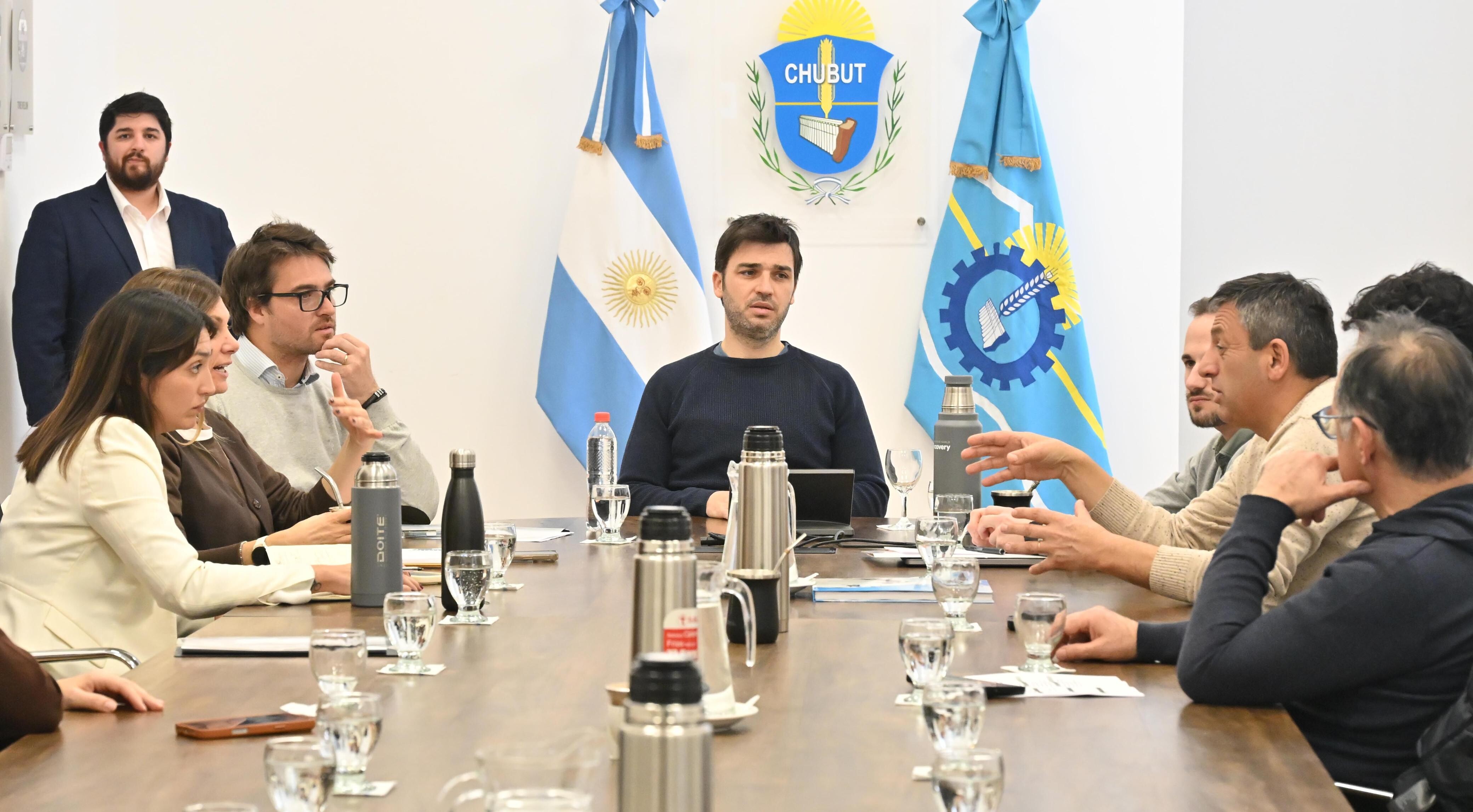 Provincia trabaja en la aplicación de programas junto a instituciones de la comunidad para abordar problemáticas de la Adolescencia
