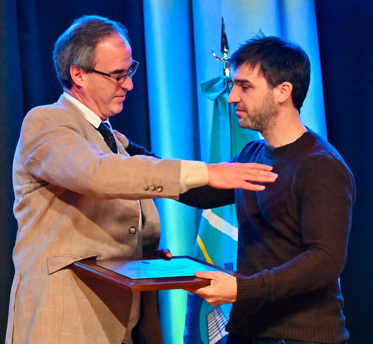 Con un emotivo homenaje a Darío James, Gaiman conmemoró su 152° aniversario Con un emotivo homenaje a Darío James, Gaiman conmemoró su 152° aniversario
