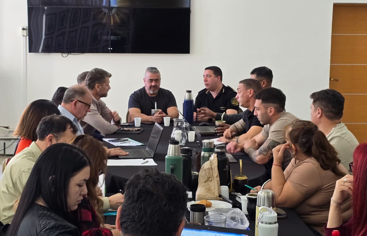 Provincia acordó con Co.Bi.Pol. una nueva actualización salarial para activos y retirados de la Policía del Chubut Provincia acordó con Co.Bi.Pol. una nueva actualización salarial para activos y retirados de la Policía del Chubut