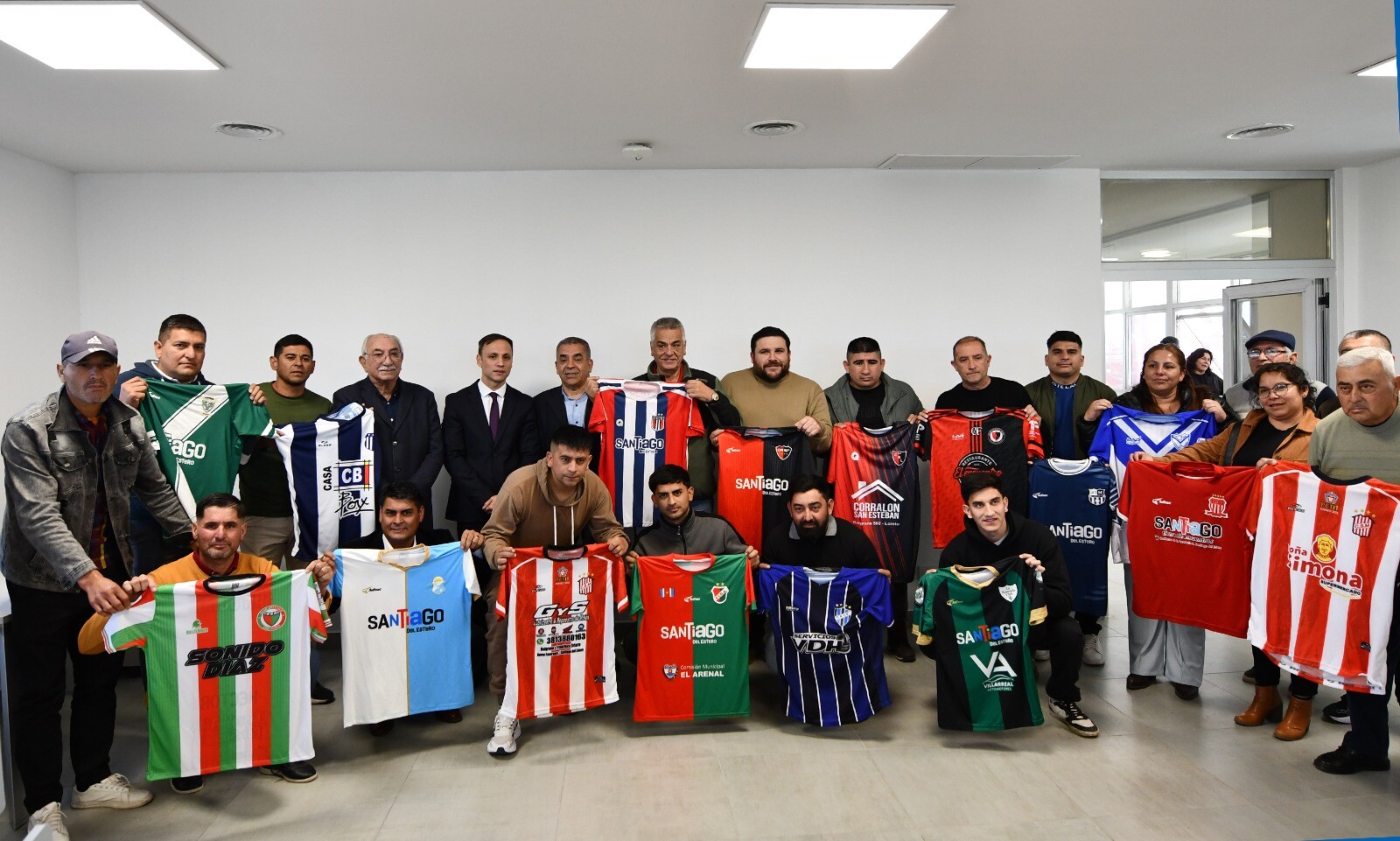 ENTREGA DE INDUMENTARIA A 16 CLUBES SANTIAGUEÑOS QUE COMPETIRÁN EN EL TORNEO REGIONAL DE FÚTBOL