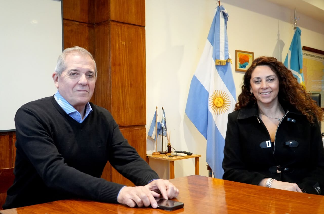 Punta y Loyola repasaron las obras educativas en marcha y proyectaron nuevas intervenciones para Camarones Punta y Loyola repasaron las obras educativas en marcha y proyectaron nuevas intervenciones para Camarones