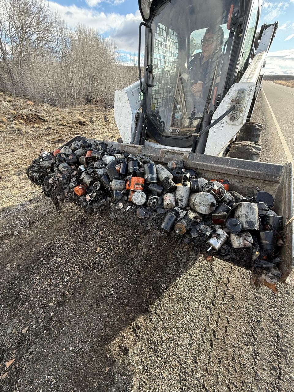 Provincia retiró residuos peligrosos arrojados a la vera de la Ruta 12 y reforzó los controles ambientales Provincia retiró residuos peligrosos arrojados a la vera de la Ruta 12 y reforzó los controles ambientales