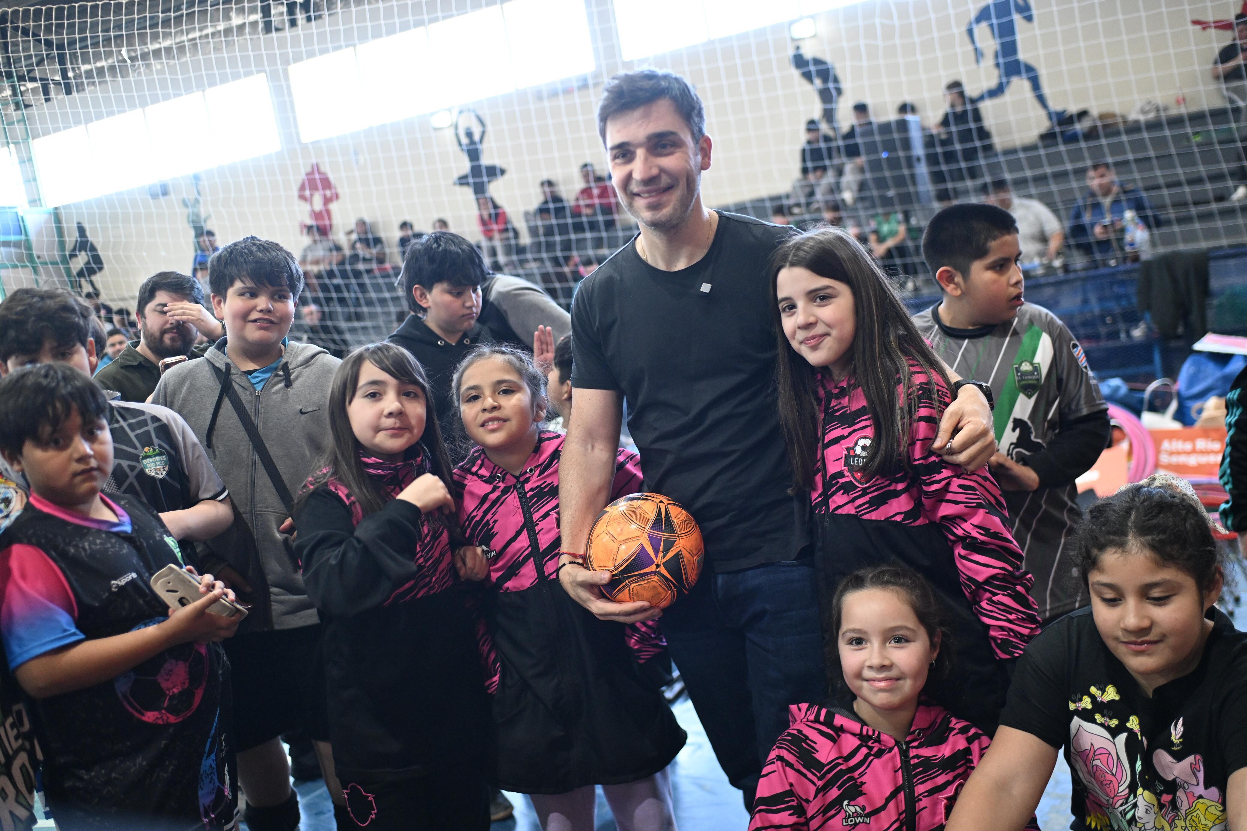Torres encabezó la apertura de los Juegos Comunales, que reúnen a más de 6000 participantes de toda la provincia Torres encabezó la apertura de los Juegos Comunales, que reúnen a más de 6000 participantes de toda la provincia