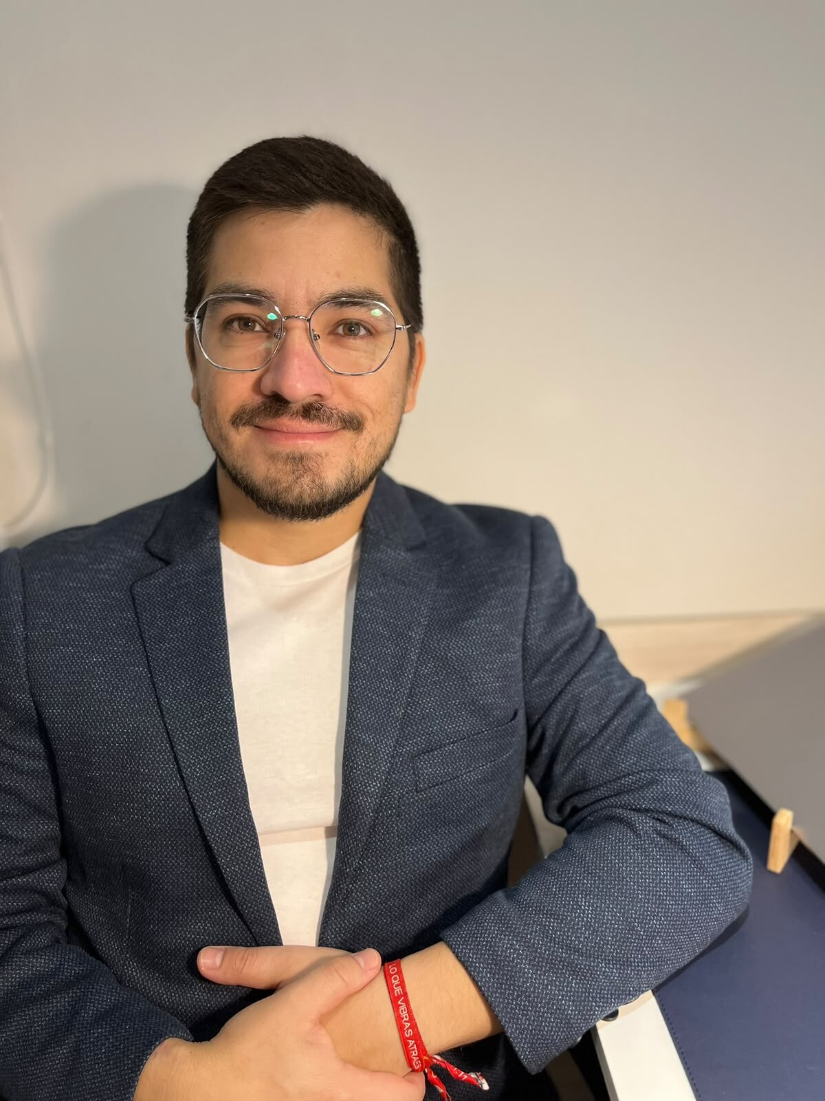 «Cambiar la narrativa — Prevención del Suicidio» Dr Carlos Coronel, médico psiquiatra especializado en suicidiología.