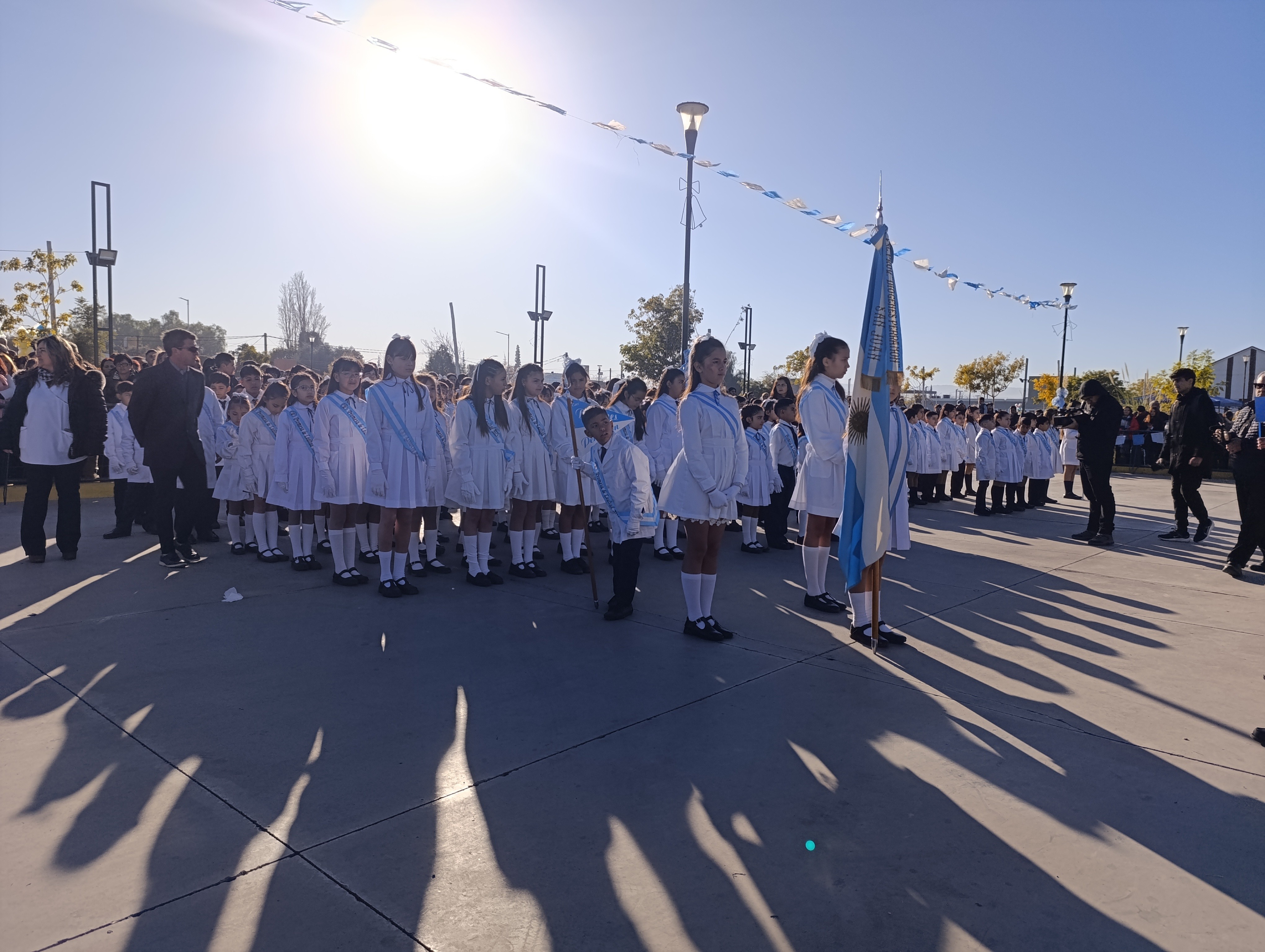 Con mas de 800 alumnos de 4 grado del departamento, Rivadavia realizo el acto de Jura de Lealtad a la Bandera Argentina.