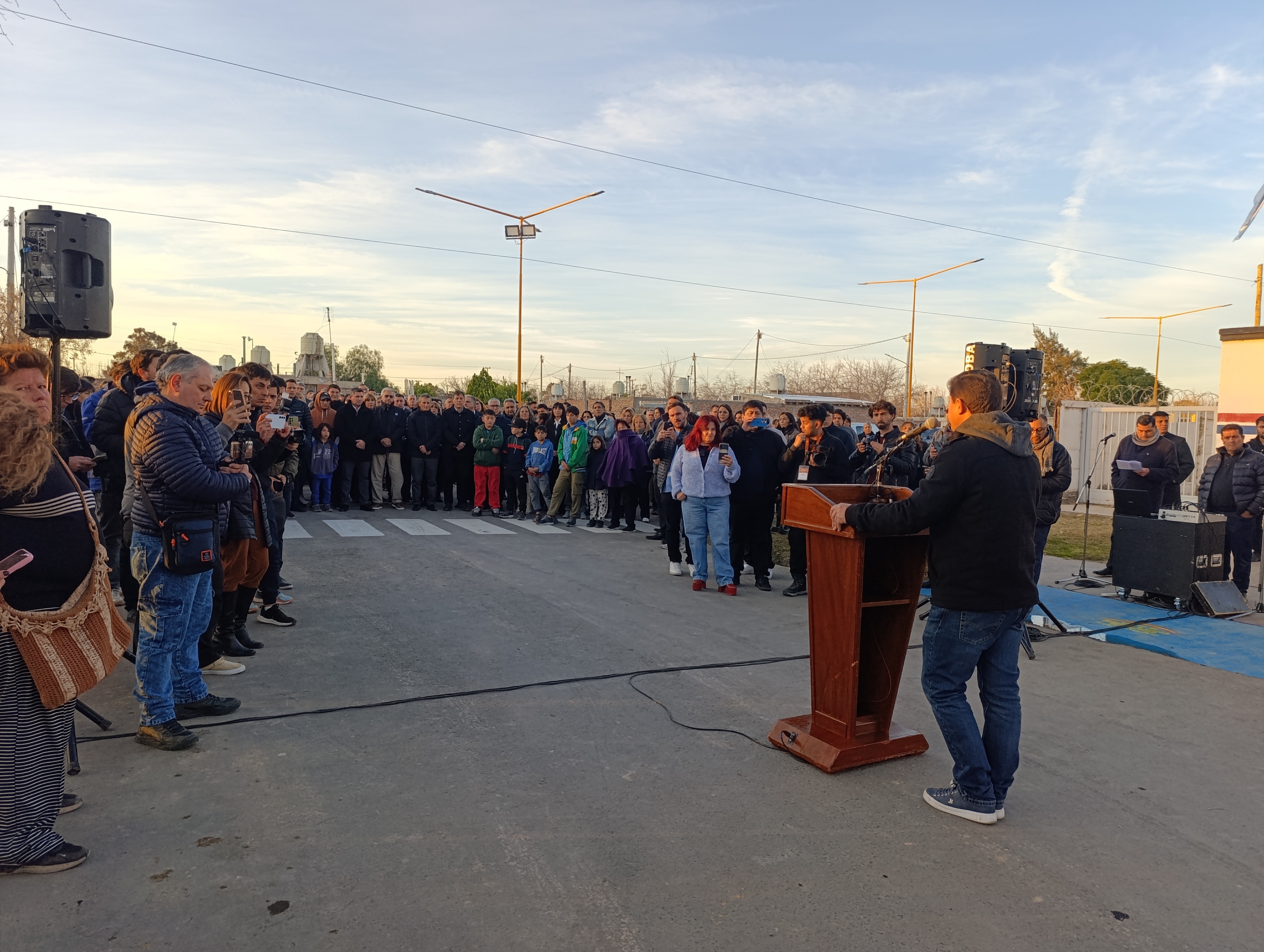 Después de muchos años de espera, el intendente de Santa Lucia acompañado por el gobernador de San Juan dejo inaugurada las obras de pavimentación en los barrios Héroes de Belgrano,Colon I y II,Santa Lucia Norte y Troperos.