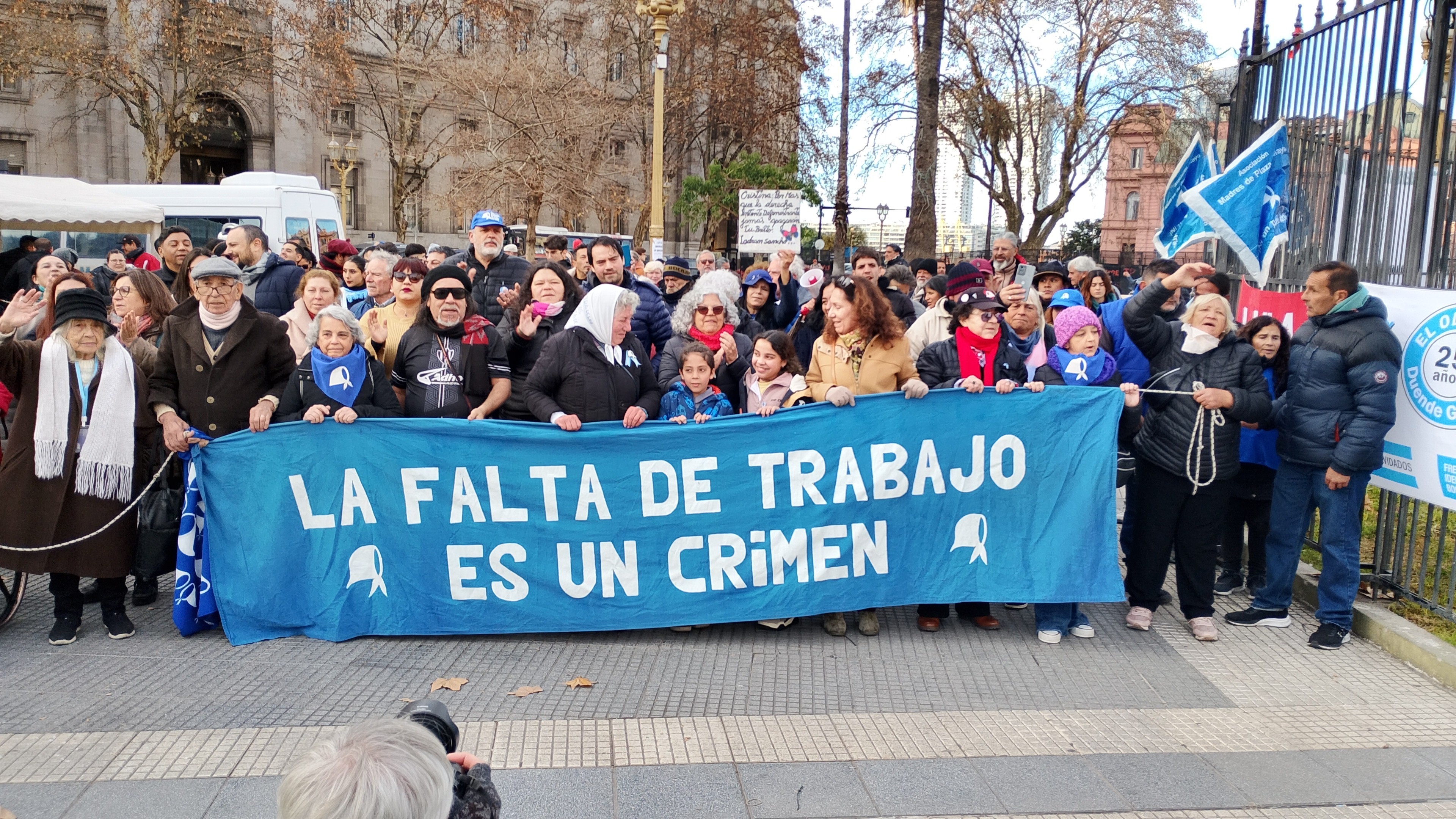 Los pañuelos blancos al ritmo de la chacarera y con identidad bonaerense Los pañuelos blancos al ritmo de la chacarera y con identidad bonaerense