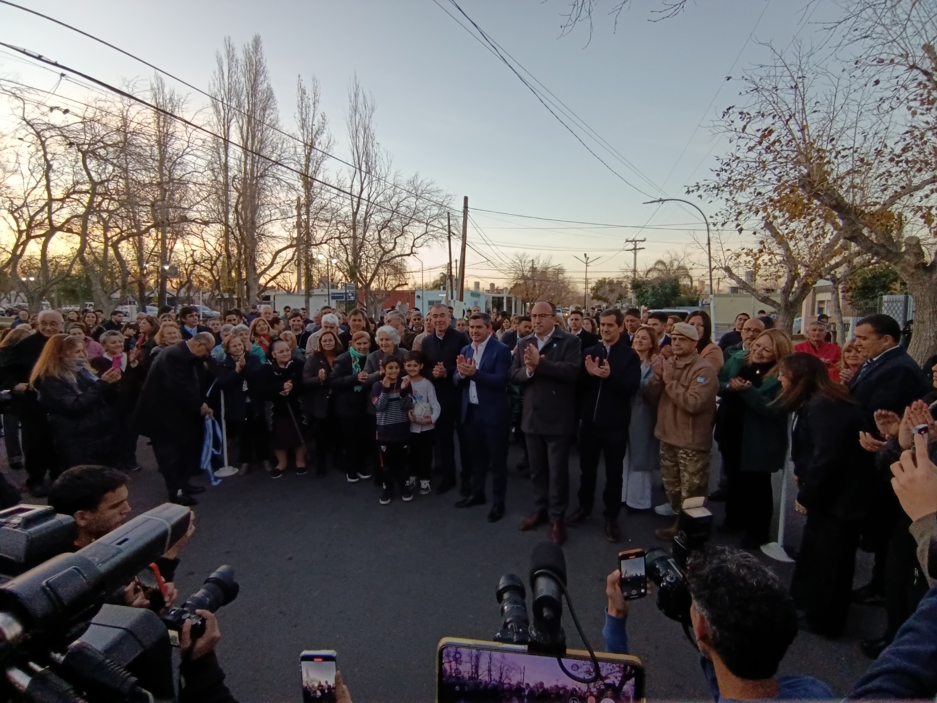 Con la presencia del gobernador de San Juan,Marcelo Orrego y el vice gobernador Fabian Martin, el intendente de Rivadavia pudo concretar el sueño de los vecinos del Bº FOEVA con la pavimentación de sus calles.