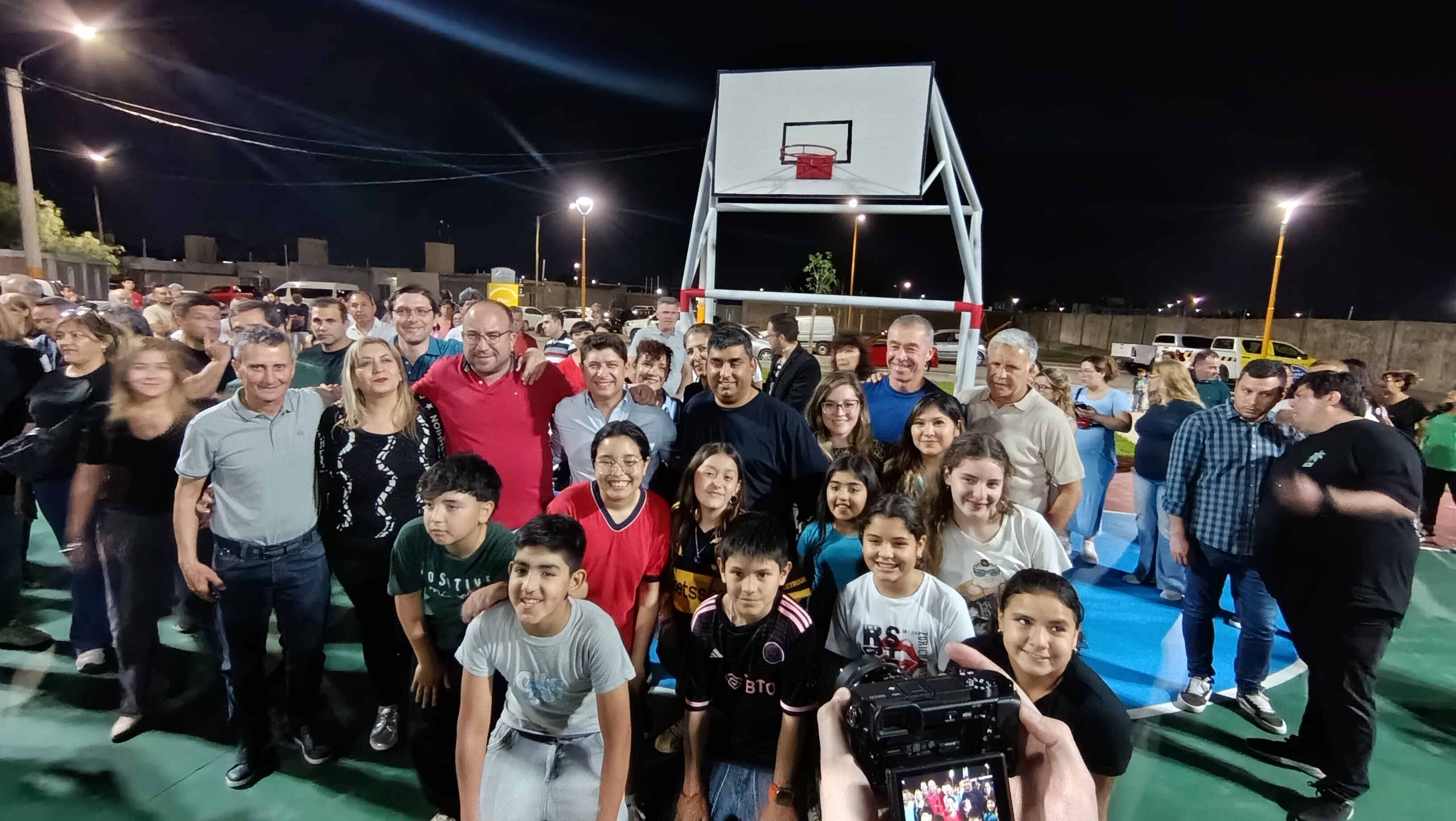 En uno de los barrios mas jóvenes del departamento, el intendente de Santa Lucia inauguro un nuevo espacio verde acompañado por un multi polideportivo.